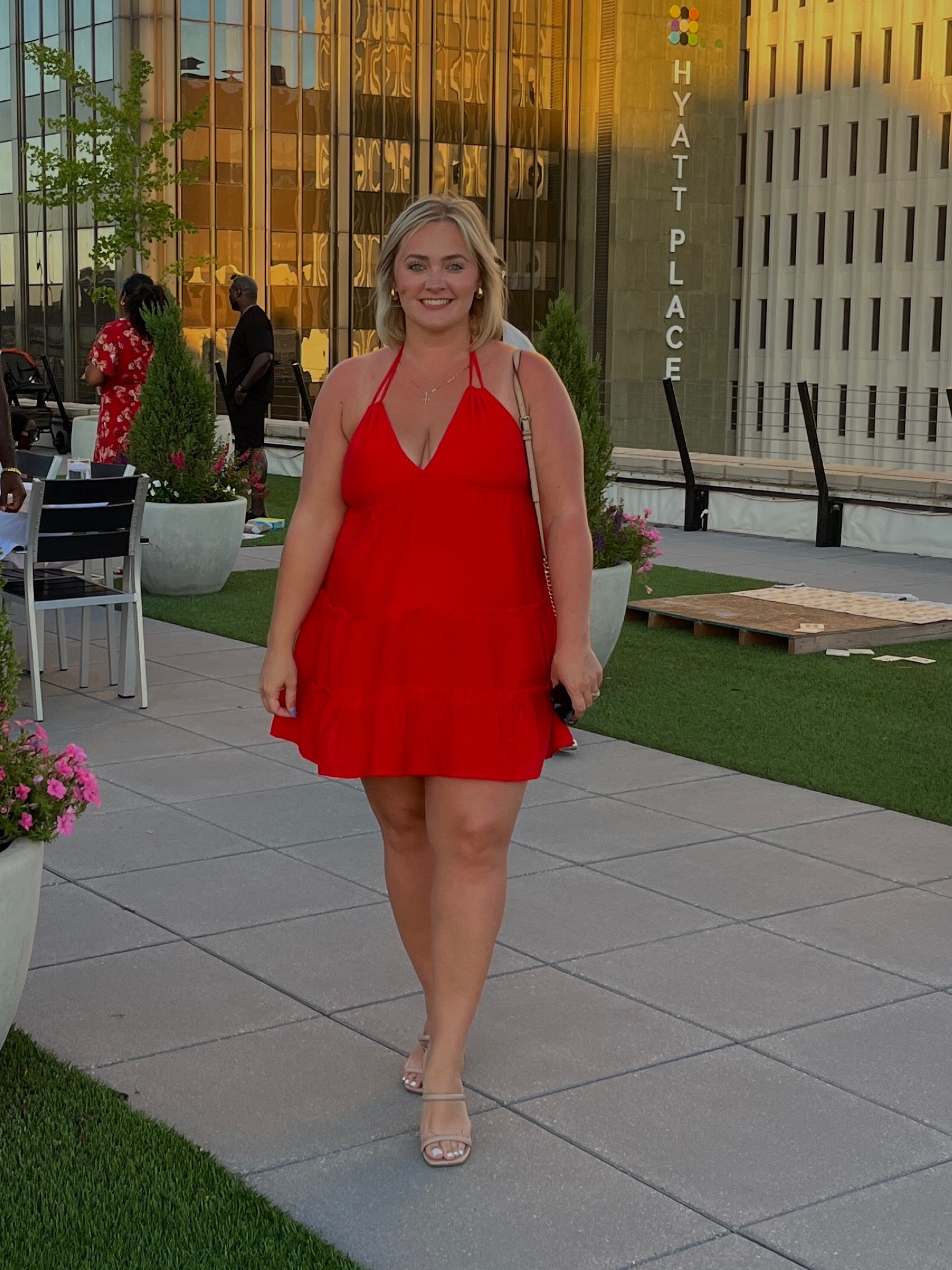 Such a fun & flirty dress! I wore this to a rooftop event and got so many compliments! Lightweight, vibrant & true to size! 
👗: Sz L
👠: Sz 7 1/2