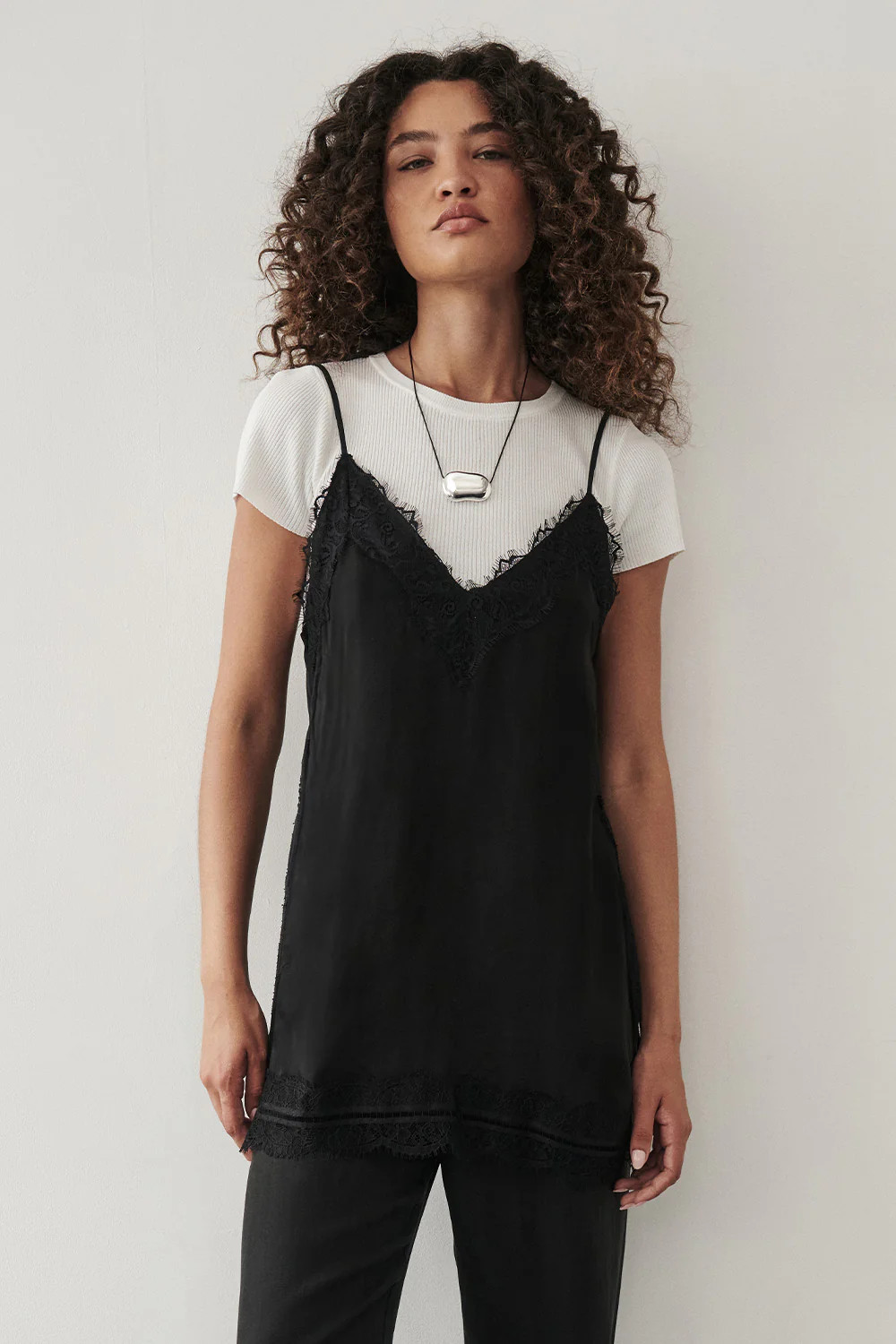 ANDREA BLACK SLEEVELESS LACE CAMI TOP | DISSH