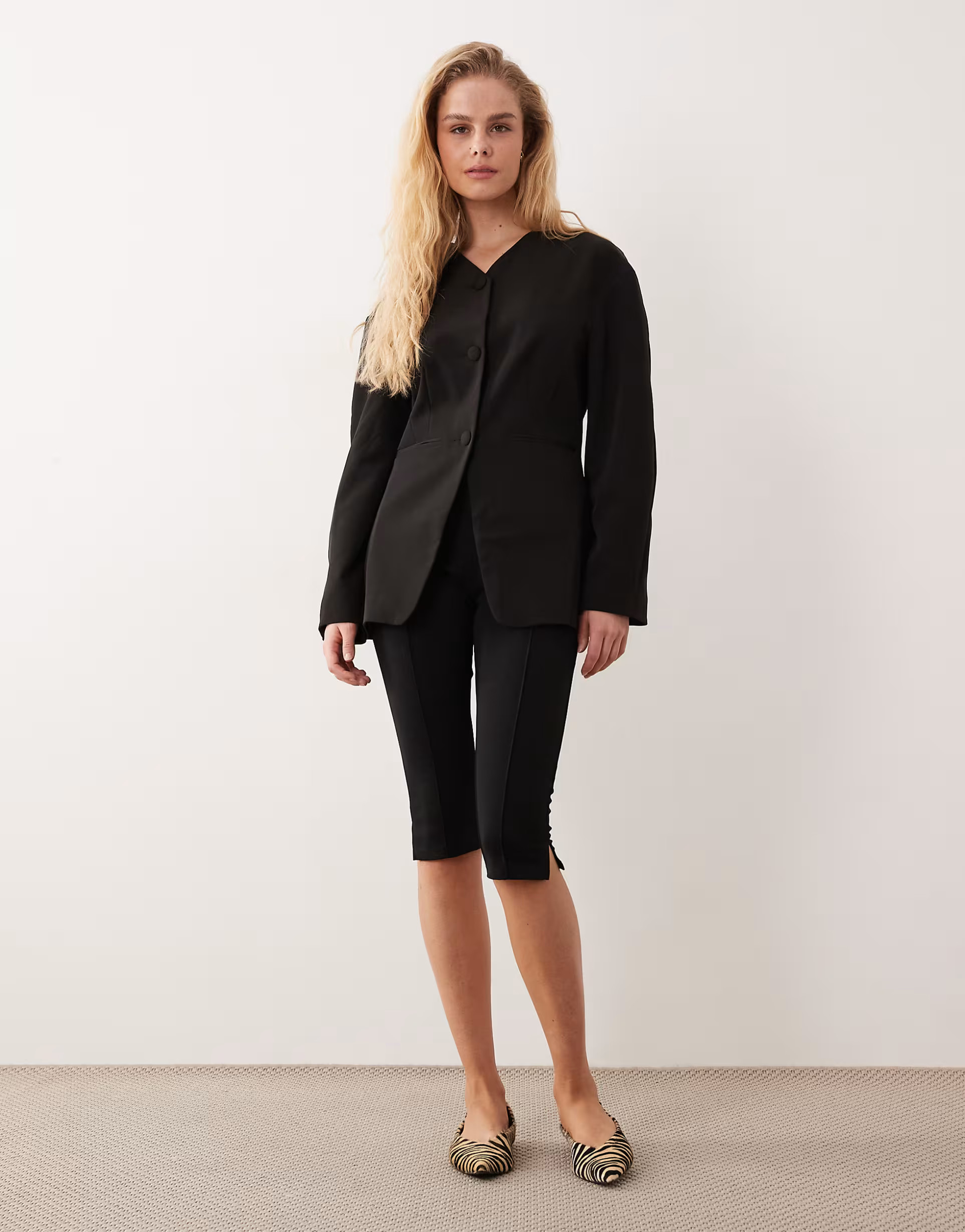 \u203a Miss Selfridge \u2013 Kragenloser, taillierter Blazer in Schwarz | ASOS (Global)