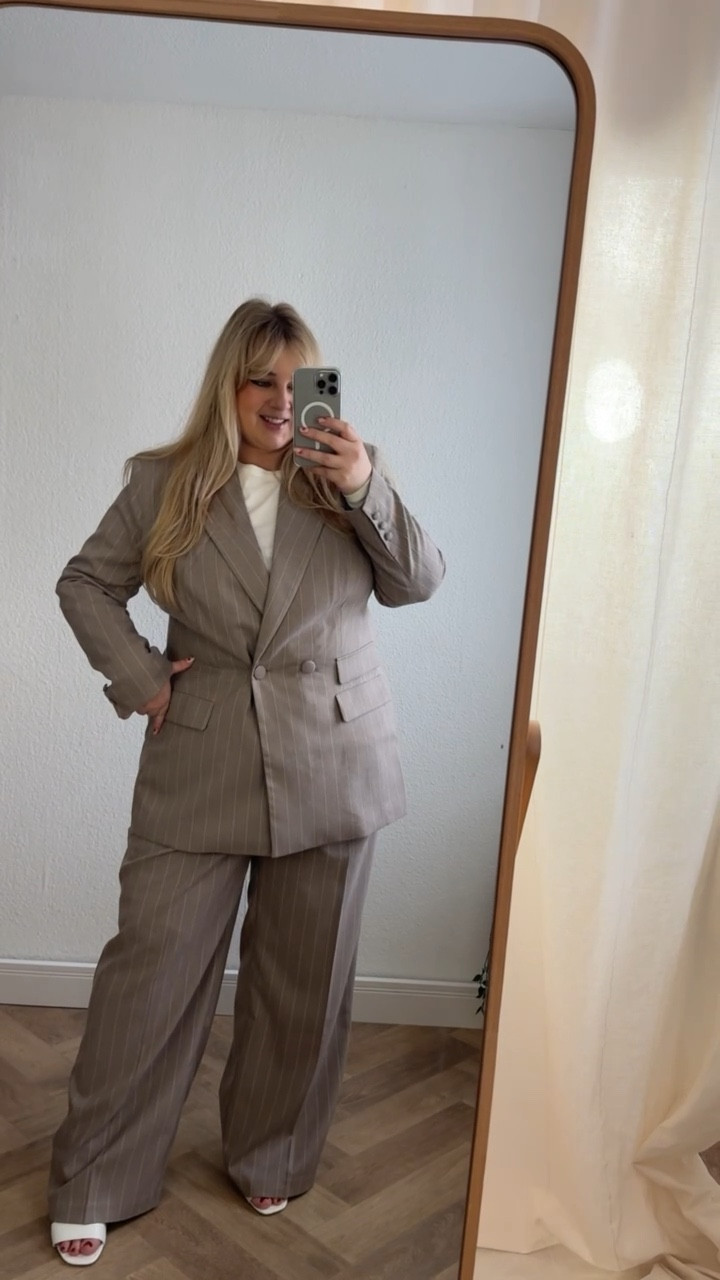 Hosenanzug-Liebe 💕
15 % Sparen mit dem Code bp15sandra

(Gültigkeit: 19.02.-einschl. 21.02.2026; einmalig einlösbar pro Kundin; gilt in DE App & Webshop)

#plussizefashion #curvy #hosenanzug

#LTKspring #LTKdeutschland #LTKplussize