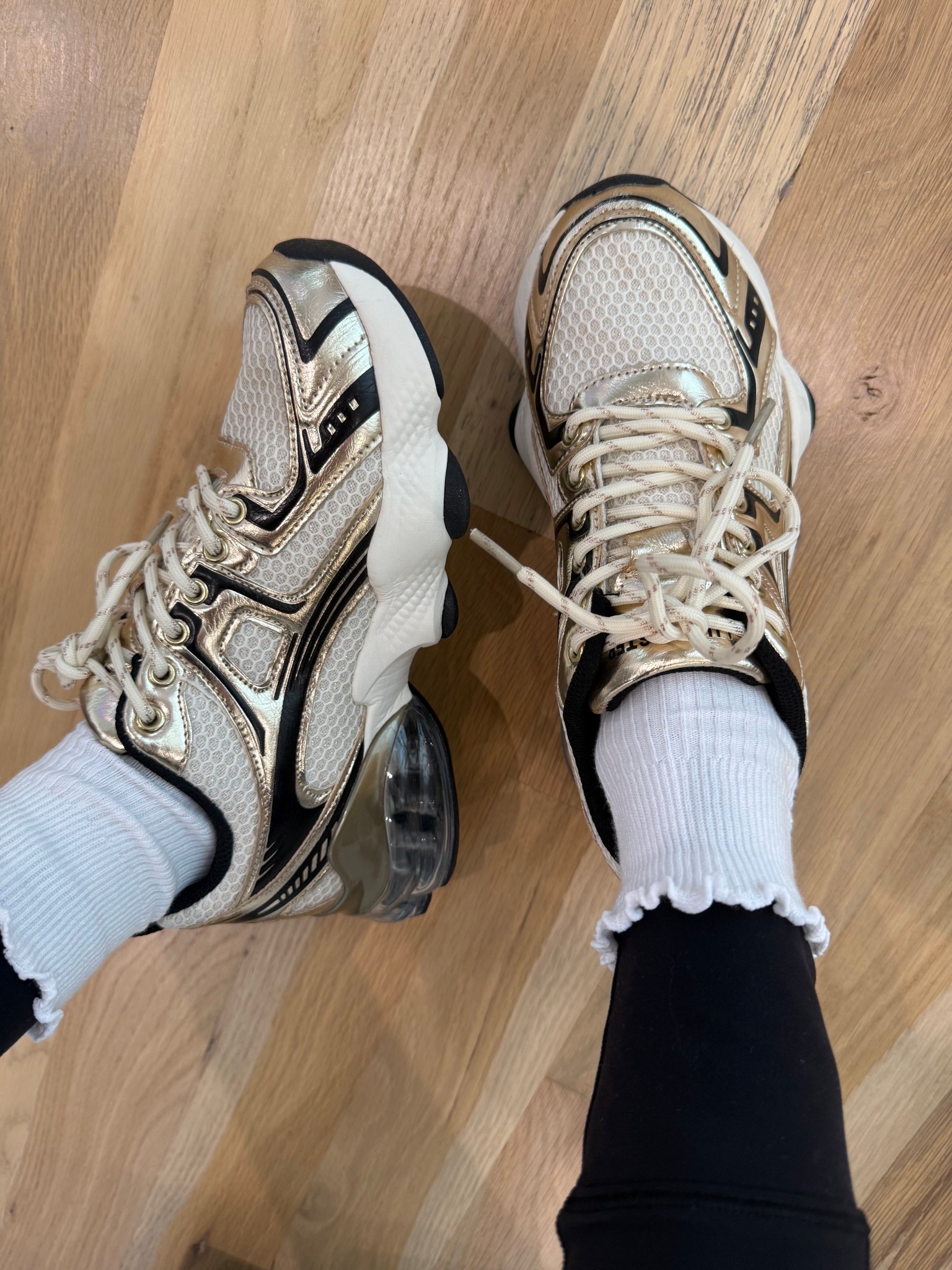 Loving these gold and black sneakers for athleisure outfits. Can you believe they’re $40?!

Amazon finds, Amazon sneakers   

#LTKActive #LTKfitnessgoals