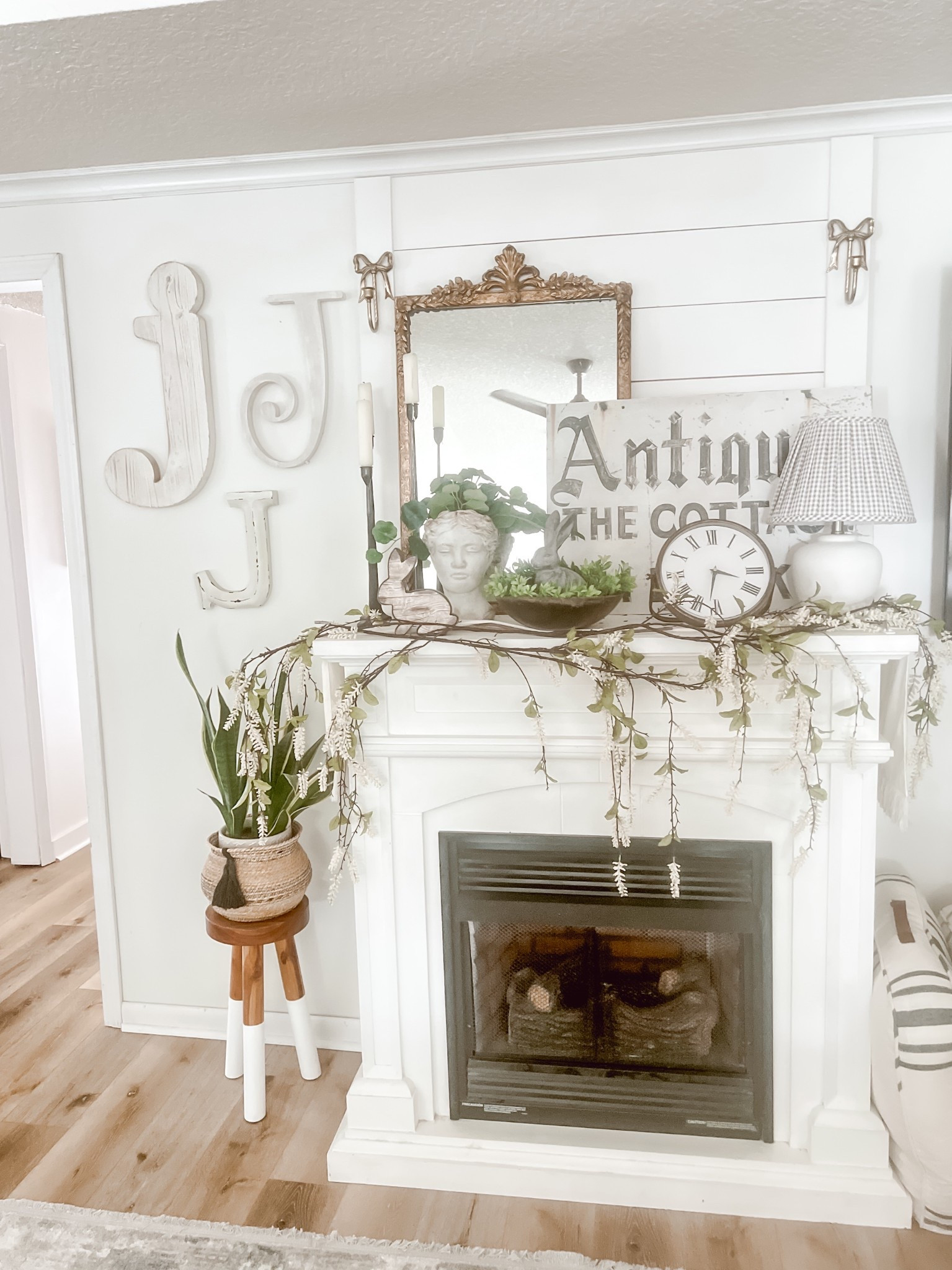 Spring Mantel
Neutral Mantel

#LTKHome #LTKStyleTip