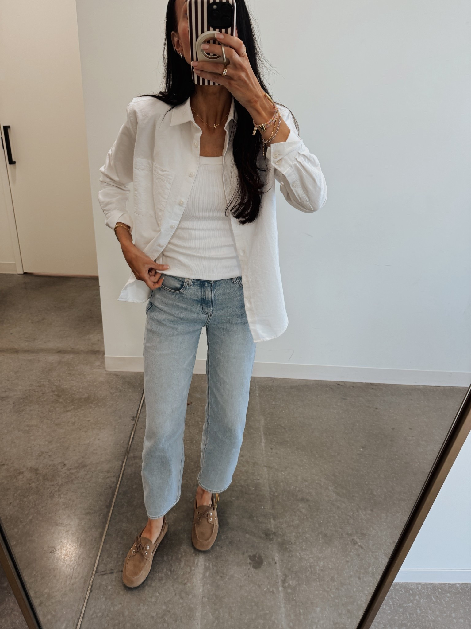 The perfect pair of barrel jeans for the perfect price. $49 and fit is tts. This light wash is great for spring styling. 
#onequince #quincepartner
@onequince 