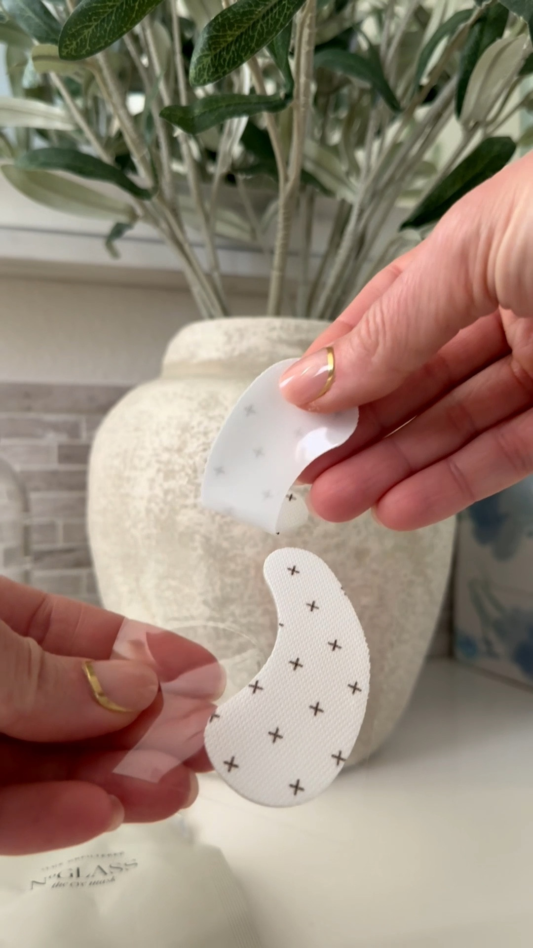 I’ve been using these Lux Unfiltered eye masks every morning first thing when I wake up ☀️ They really help wake up the eye with the cooling effect and just make my mornings feel a little more luxurious!  🧖🏼‍♀️ 

Lux Unfiltered, eye masks, self care, morning routine, beauty products, skin care

#LTKselfcare #LTKmomlife #LTKmorningroutine