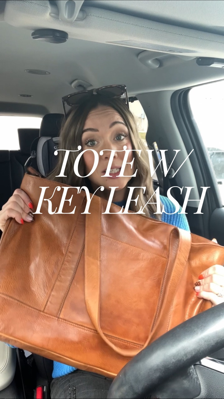 The key leash never fails me 👏

Plus, with an exterior pocket for my phone and practical interior organization… this bag doesn’t miss. 

You KNOW I’ll be using it for church too. Well done, @laticoleathers 

#mombag #totebag #leatherbag #churchbag