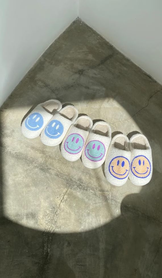 These super cozy adorable smiley slippers are the hottest trend right now.They have a rubber anti... | Etsy (US)