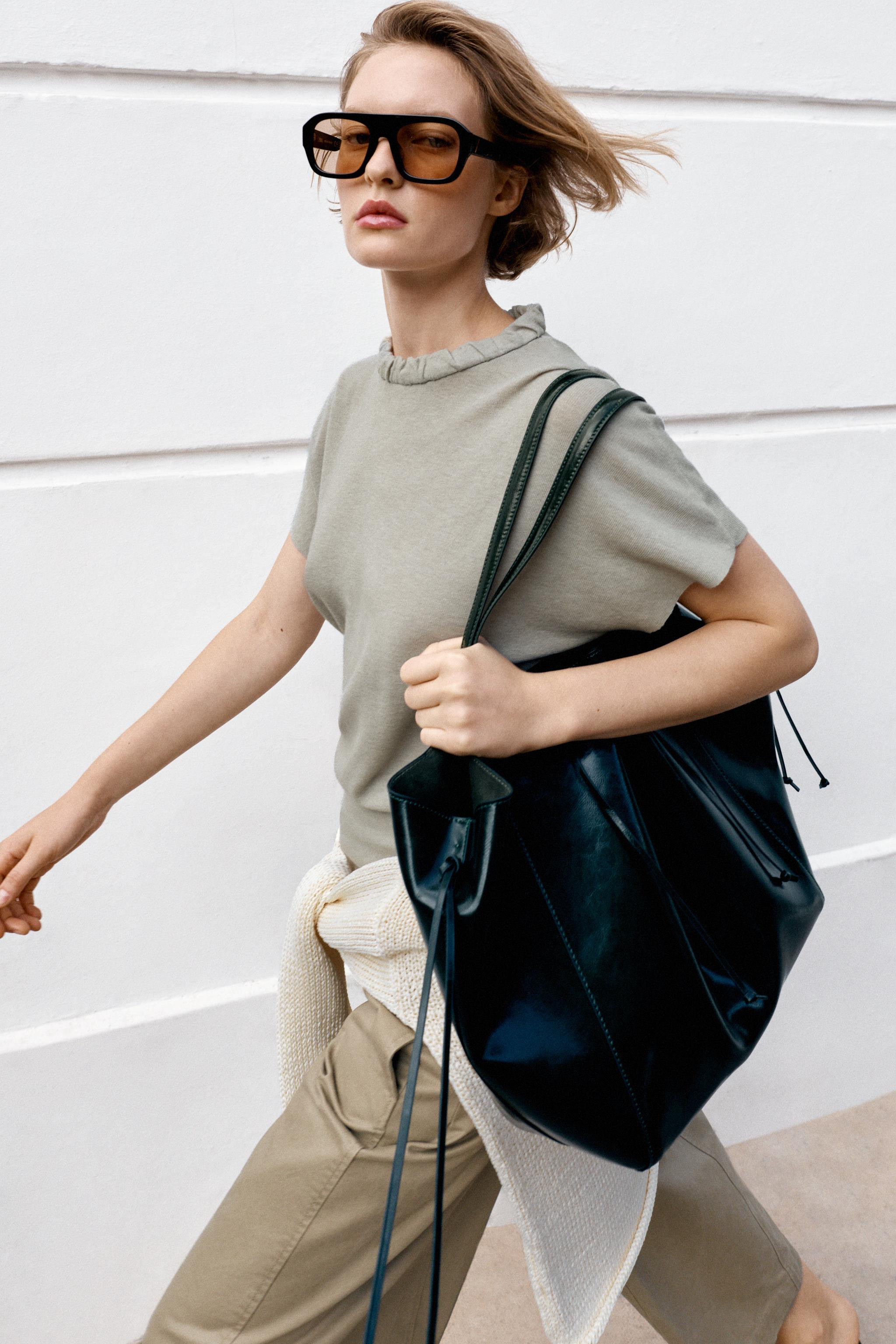 Round neck top with gathered detailing and short sleeves. Fitted hem. | Zara US