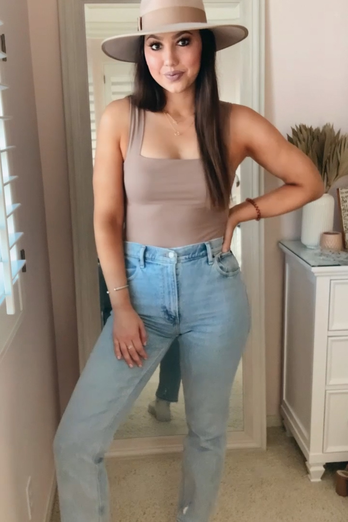 Obsessed with these Abercrombie 90s ultra high rise straight jeans! The perfect jeans for fall.

My styled life, Abercrombie jeans, high rise jeans, 90s jeans