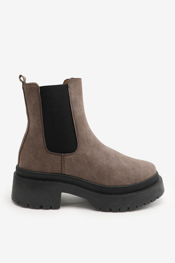 Taupe Chelsea Boots on Chunky Lug Sole | Ardene