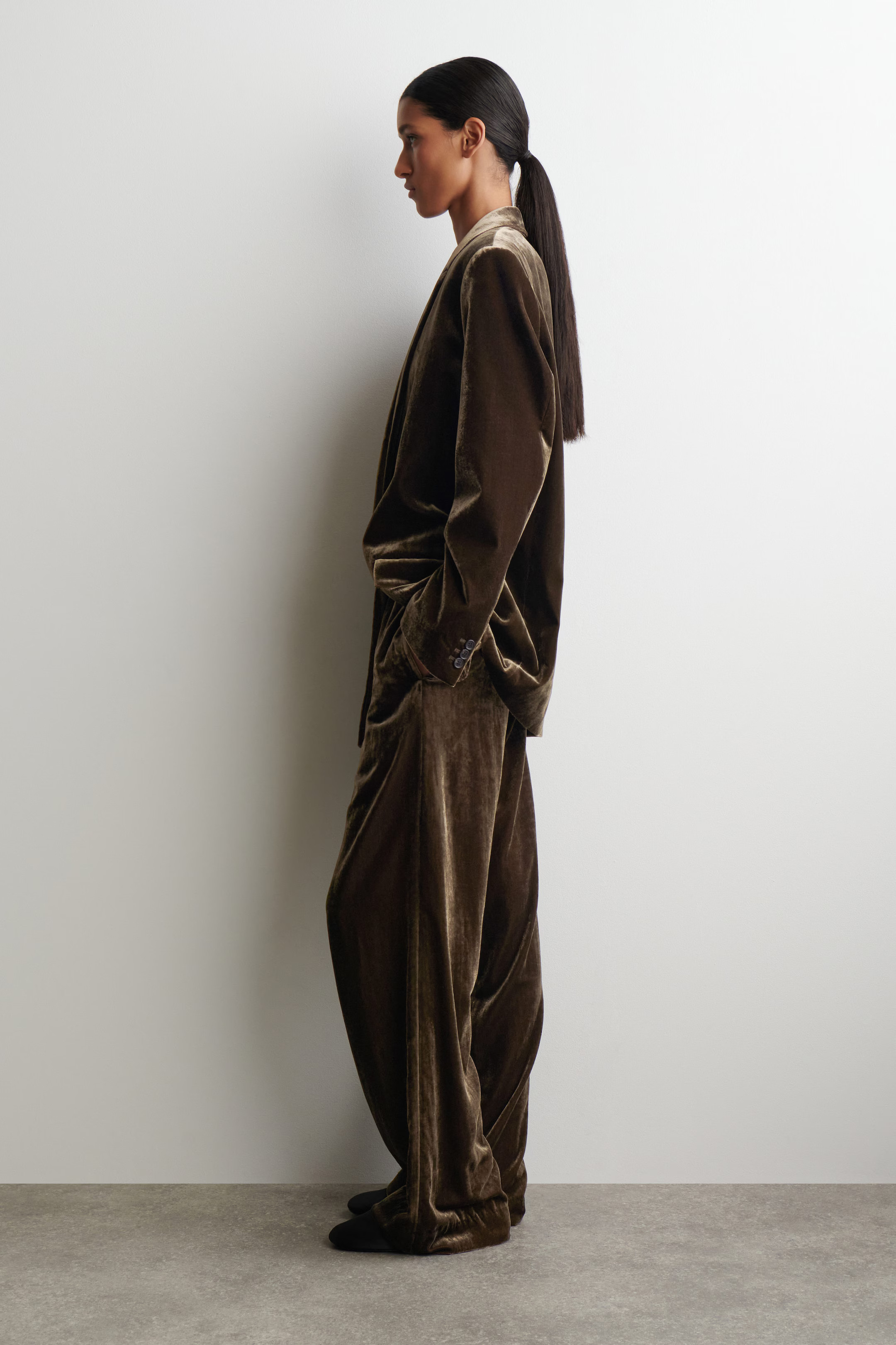 VELVET ELASTICATED STRAIGHT-LEG TROUSERS - BROWN | COS GB | COS UK