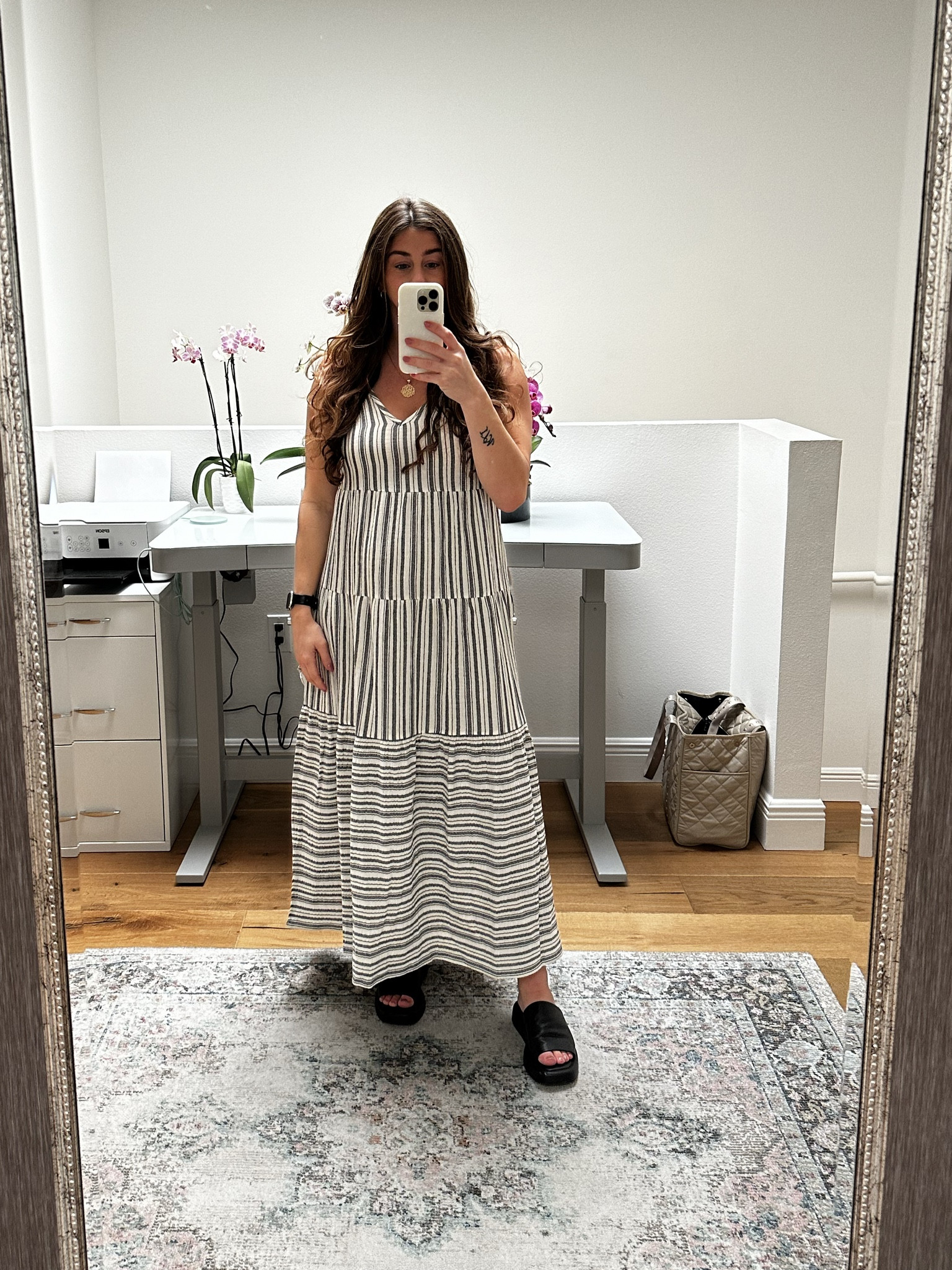 Bump friendly maxi with pockets 👏🏼Wearing size S! XS too tight on the bust (34DDD). Dress comes in 4 different colors/patterns!! 5’2 

#LTKbaby #LTKbump #LTKworkwear