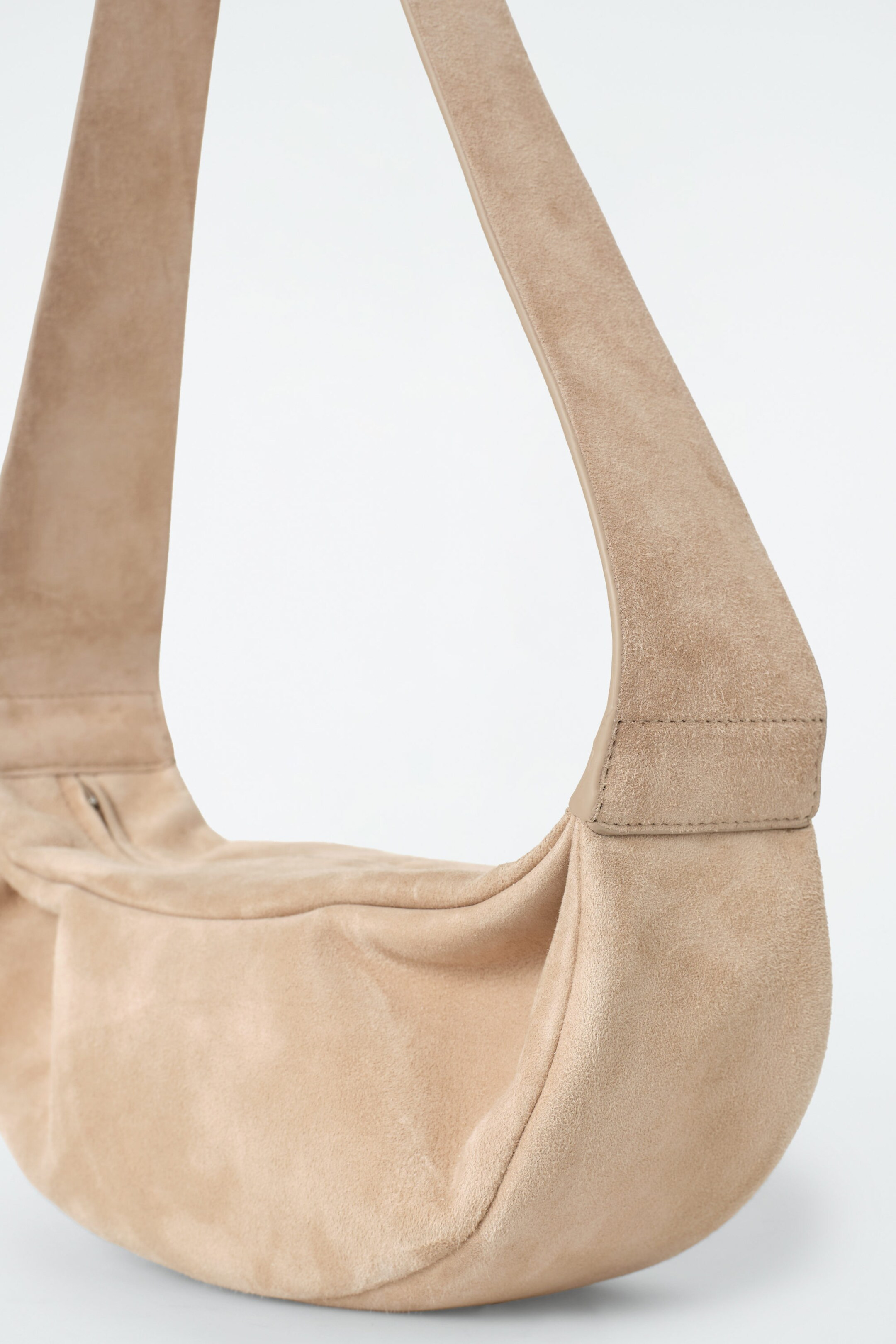 SWING UMHÄNGETASCHE - VELOURSLEDER - BEIGE | COS (EU)