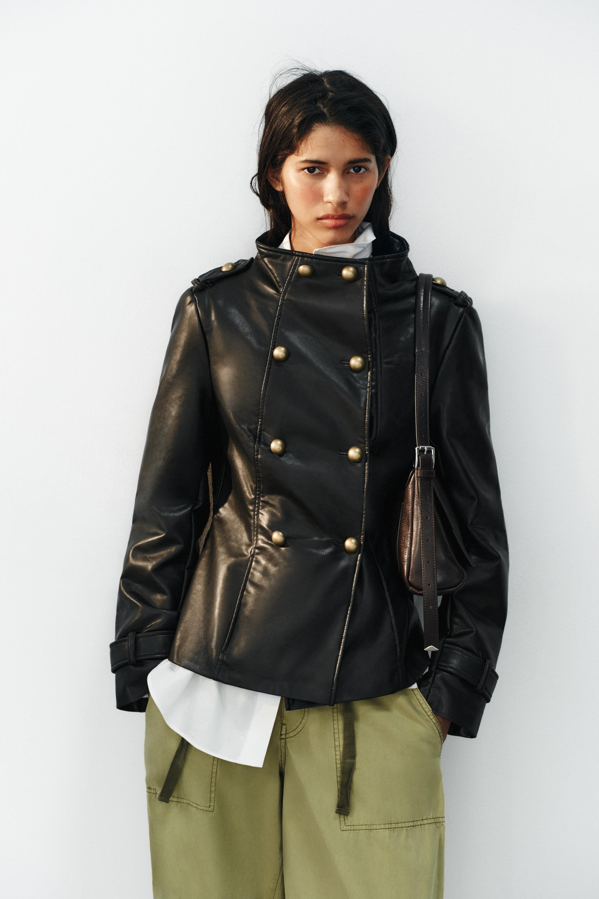 Gr\u00f6\u00dfe des Models: 176 cmTaillierte Jacke mit Stehkragen und langen \u00c4rmeln mit Rieg... | Zara DE