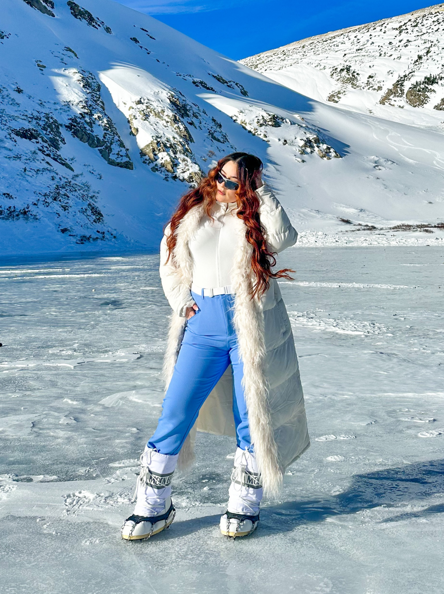 Winter Vacation Outfit #winteroutfit 
#whitepuffer #whitecost