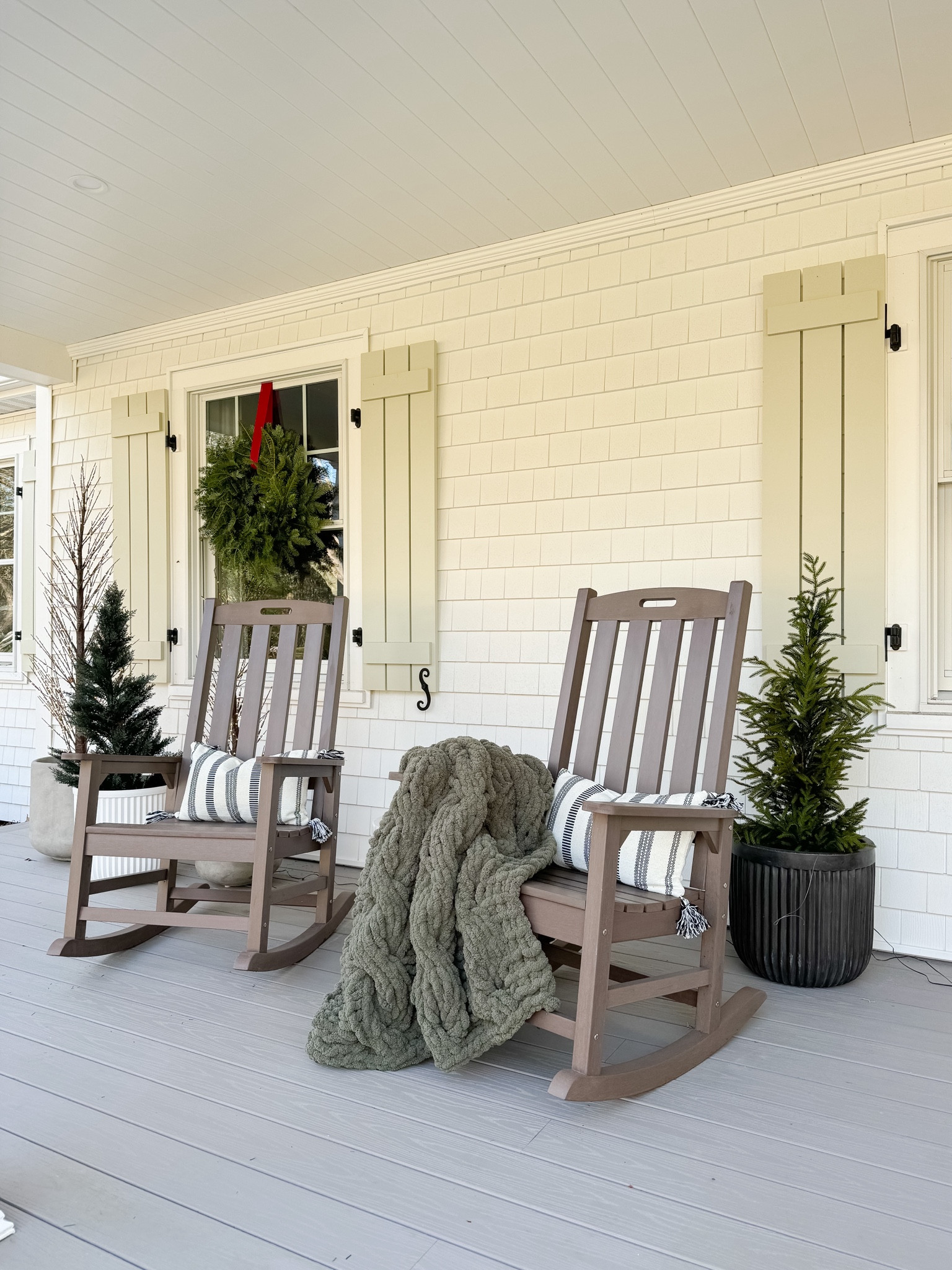 Christmas Front Porch Inspo

holiday front porch  seasonal decor  home decor  home finds  cozy front porch  Christmas wreath  twinkle trees  trending Christmas decor  rocking chair

#LTKHome #LTKSeasonal #LTKHoliday