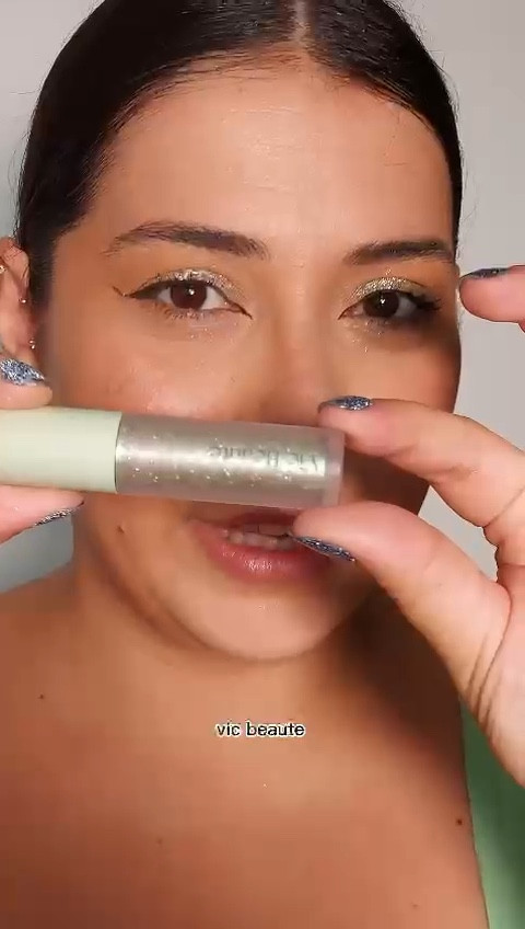 desde que Vic Beaute foi lançada eu tava doidinha para experimentar alguma coisa da marca, aí que depois da resenha da ✨ Renata Mesquita ✨ eu tive certeza que tinha que comprar essa sombra e nessa cor.
obrigada pela indicação amiga, eu ✨amei✨que sombra INCRÍVEL e que identidade visual MARAVILHOSA

#LTKbrasil #LTKbeauty