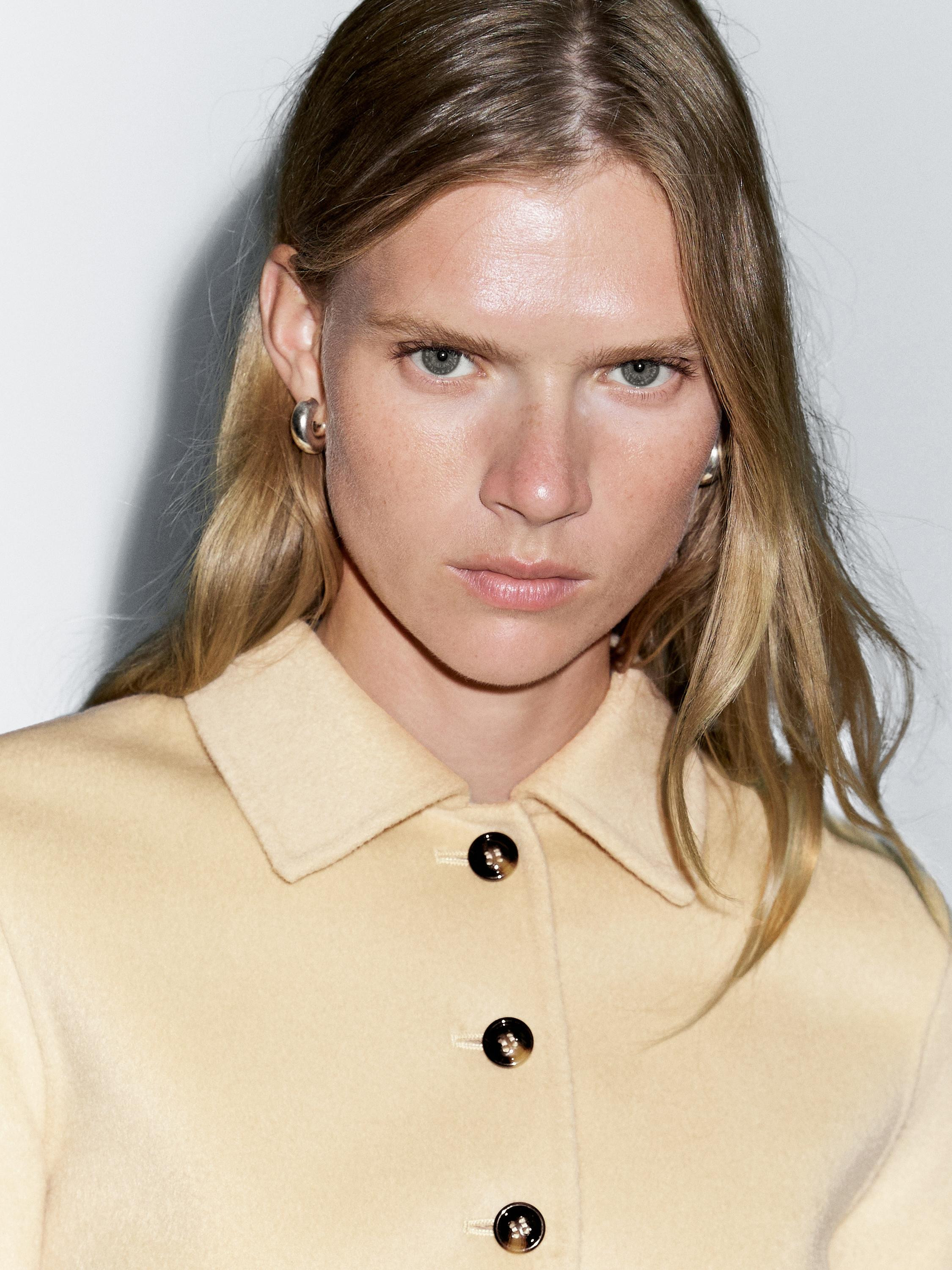 Short coat made of woollen blend fabric. Shirt collar. Long sleeves. Button-up front. | Massimo Dutti US