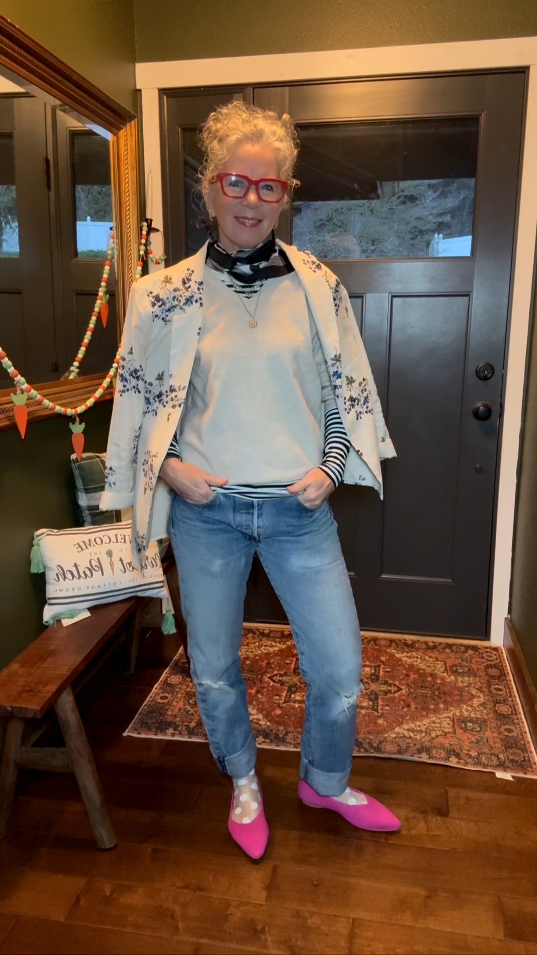 I love a pop of pink 💗
My Levi’s are from a thrift store I linked the style. I wear a women’s 27 and a men’s 32
Blazer is older I linked a couple cute options. 