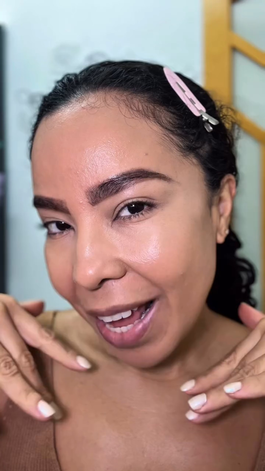 BRILHO BONITO, PELE IMPECÁVEL! ✨

CUPOM: ALINE10

Essa seleção da @mascavo tá TUDO, amore! Vem comigo que eu te conto o segredo de cada um:

Contorno Frappé – Bastão cremoso que vira pó aveludado na pele. Ideal pra esculpir o rosto com naturalidade. Aplique nas laterais do nariz, têmporas e abaixo das maçãs do rosto, depois esfume. Leve, fácil de construir e com acabamento sofisticado!

Blush Freesia – Cremoso, com glow e aquele toque fresh! Dá pra usar nas bochechas, olhos e até na boca. Enriquecido com óleos de macadâmia, camélia e esqualano vegetal pra cuidar da pele enquanto colore. Resultado: ar de saúde radiante!

Bronzer Terracota – Pó ultra macio com glow tropical. Tem pérolas ultrafinas que iluminam suavemente e pigmentos que suavizam a pele. Use como contorno, sombra ou iluminador. Rosto, colo, ombros… onde bater o sol, ele entrega o brilho!

Iluminador Bastão Champanhe – Textura balm, brilho delicado e elegante. Ideal para destacar os pontos altos do rosto como têmporas, ponta do nariz e arco do cupido. O resultado? Um glow natural e sofisticado, que reflete a luz na medida certa.

Gostou, amore? 💜
Comenta “QUERO” aqui embaixo que te mando os links direto dessas belezinhas!
E compartilha esse vídeo com aquela amiga que AMA um glow de respeito! ✨

https://liketk.it/5eDK1

#beleza #make #maquiagem #hair #cabelo  #moda #perfume #intimasdaline #glow #glam #reviewdemake #mascavo #pelebonita

#LTKbeleza #LTKbrasil