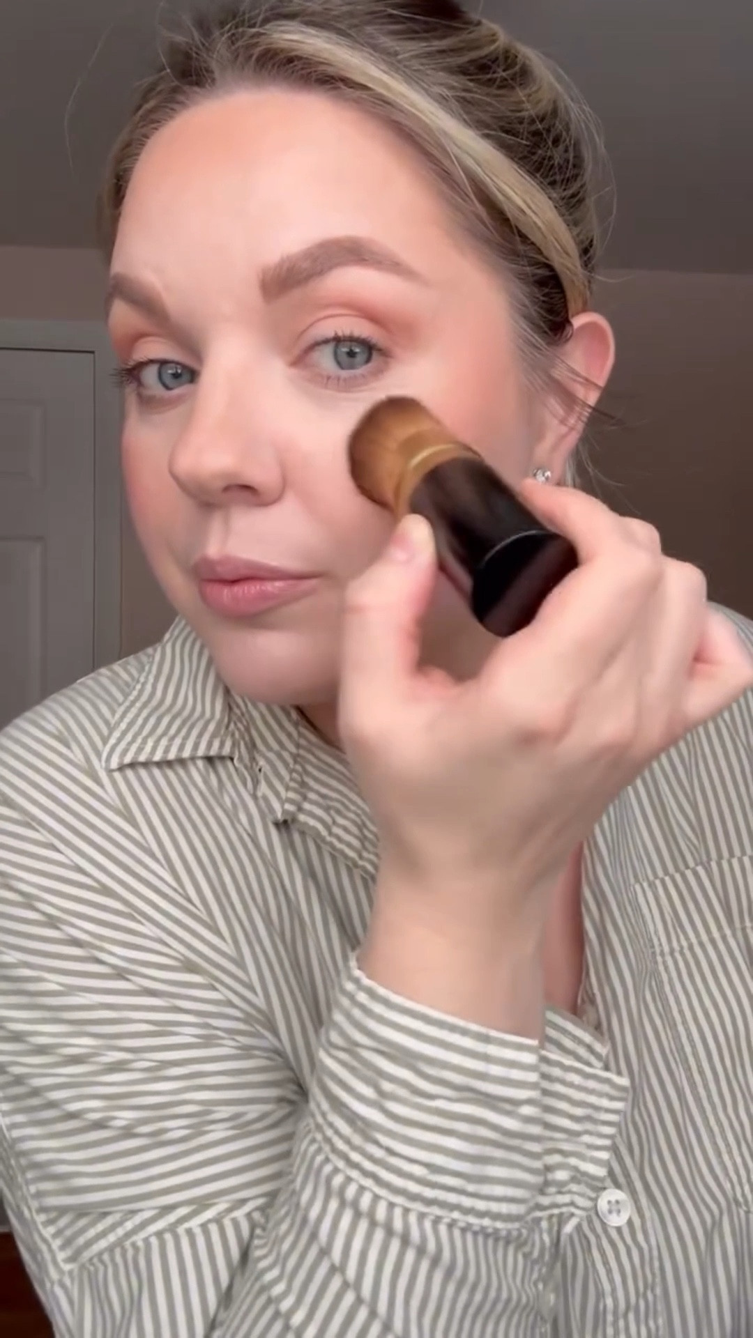 @lauragellerbeauty gifted me their Blush-n- Brighten blush, in the shade pink butter cream and kabuki brush. Talk about  winning combo! Two easy to use products that make application simple and fool proof. 

The blush is enriched with antioxidants that leaves skin smooth and hydrated. Perfect for these winter months helping to give your skin an extra boost of radiance. A product that is for skin of all ages, empowering women with effortless beauty. 💗

#sponsored #lgbrighten