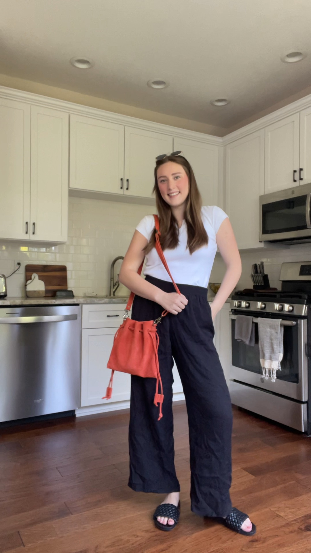 a basic outfit with a colorful handbag >>> 🧡🧡

#LTKitbag #LTKfit #LTKSeasonal