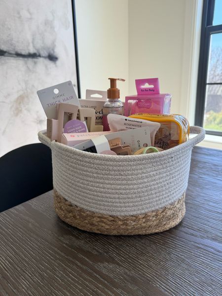 Give Mom the ultimate pampering experience with a luxurious Mother's Day basket from @UltaBeauty! Treat her like the queen she is with handpicked beauty essentials that'll make her feel cherished and adored. 💕#ulta #ultabeauty #UltimatePampering #MothersDayGift