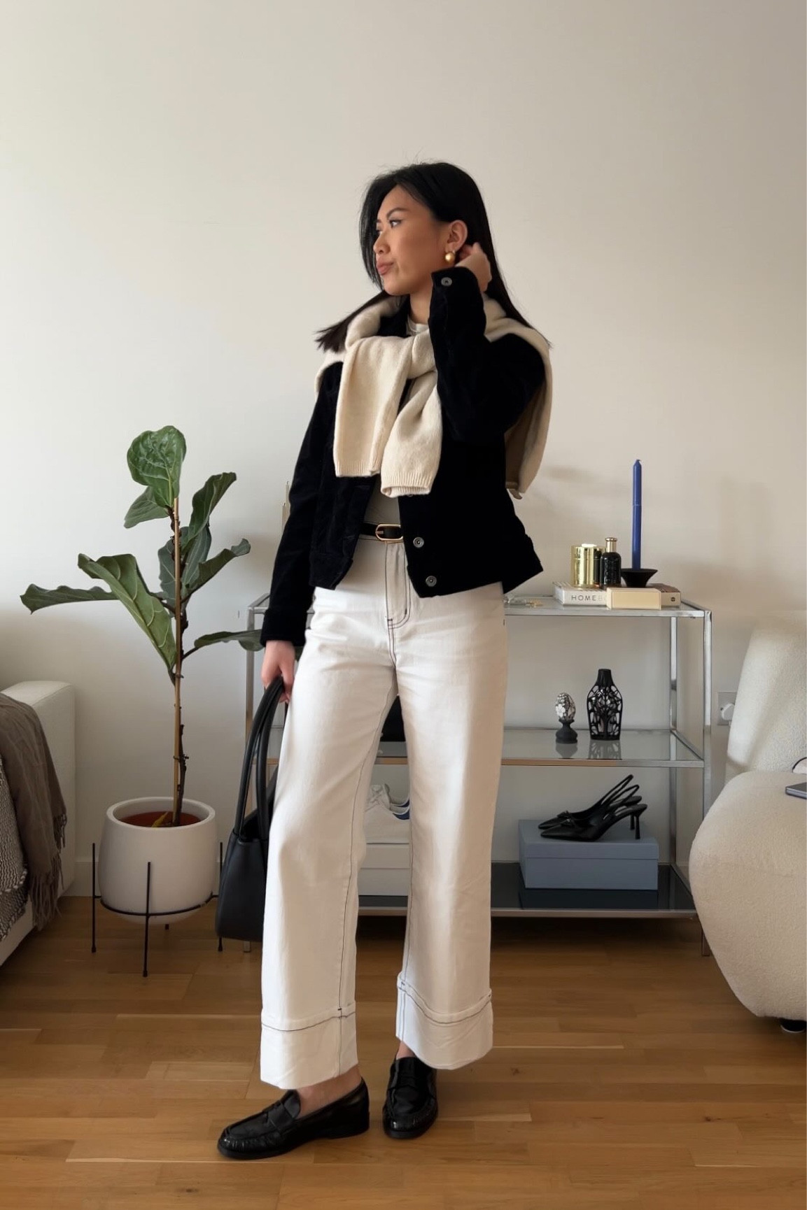 A black & white moment, because timeless style never fails (yes, that ‘belt’ is actually a bag strap, but why not?) 

Top @skims 
Jeans @eleh.official 
Jacket @insidejigsaw 
Shoes @charleskeithofficial 
Belt @senreve 
Earrings @theperfecthoop 
Necklace @fedomajewellery @monicavinader 
Bag @status_anxiety 

#springfashion #outfitideas #howtowear #dailylook #quietluxury #minimalstyledaily #minimalchic #minimalchic #jigsaw #monicavinader #mvinsiders #skimspartner #fashioneducation #springoutfit #styleinspo #minimalootd #londonstyle #classicstyling #parisianstyle #shaythelight