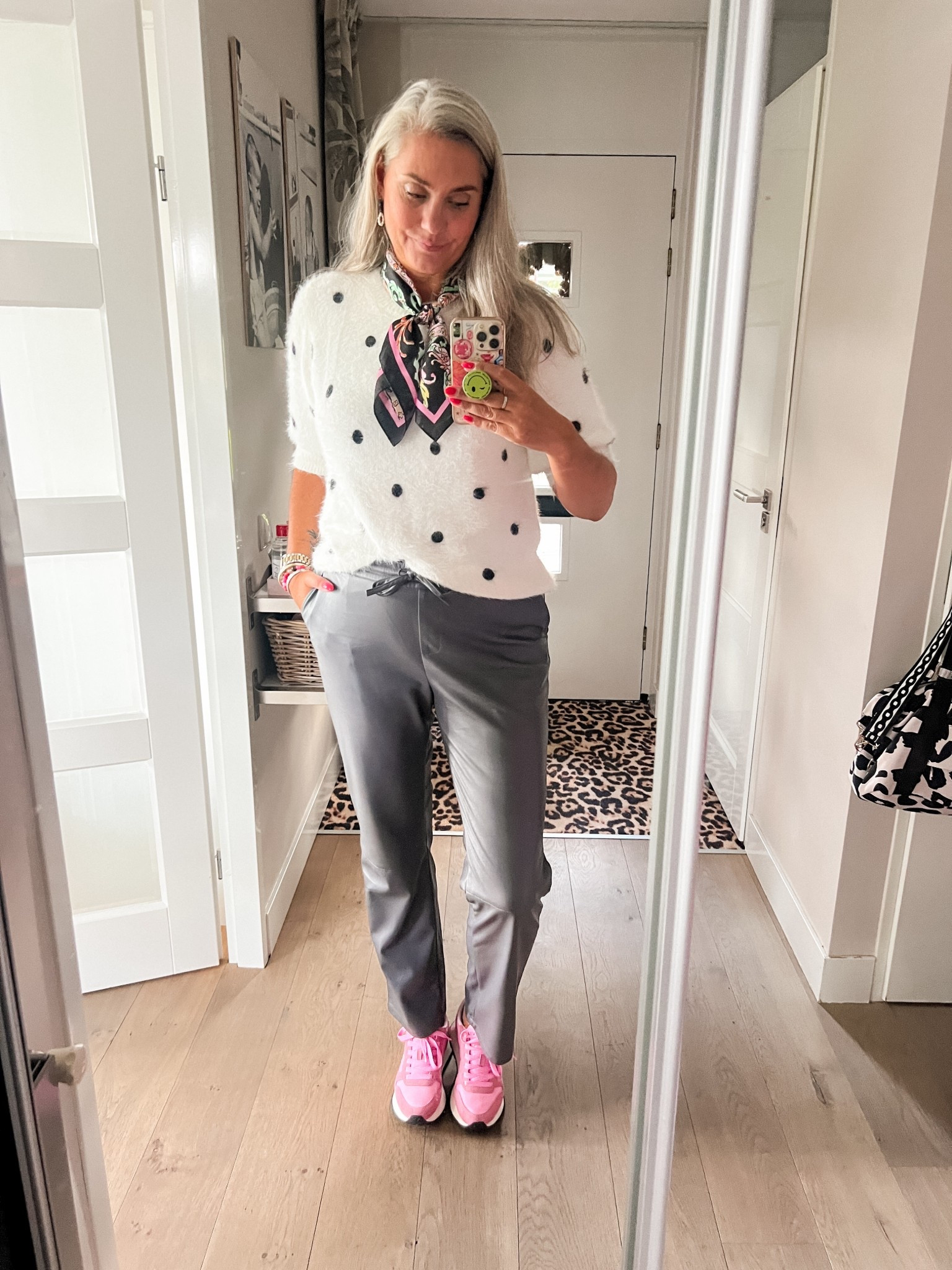 OOTD - polka dot fuzzy truitje (Norah, 42), sjaaltje van een lokaal boutiekje, grijze imitatieleren broek (L/34”), roze sneakers van Sun68 (tts). 



#LTKeurope #LTKnederlands #LTKmidsize