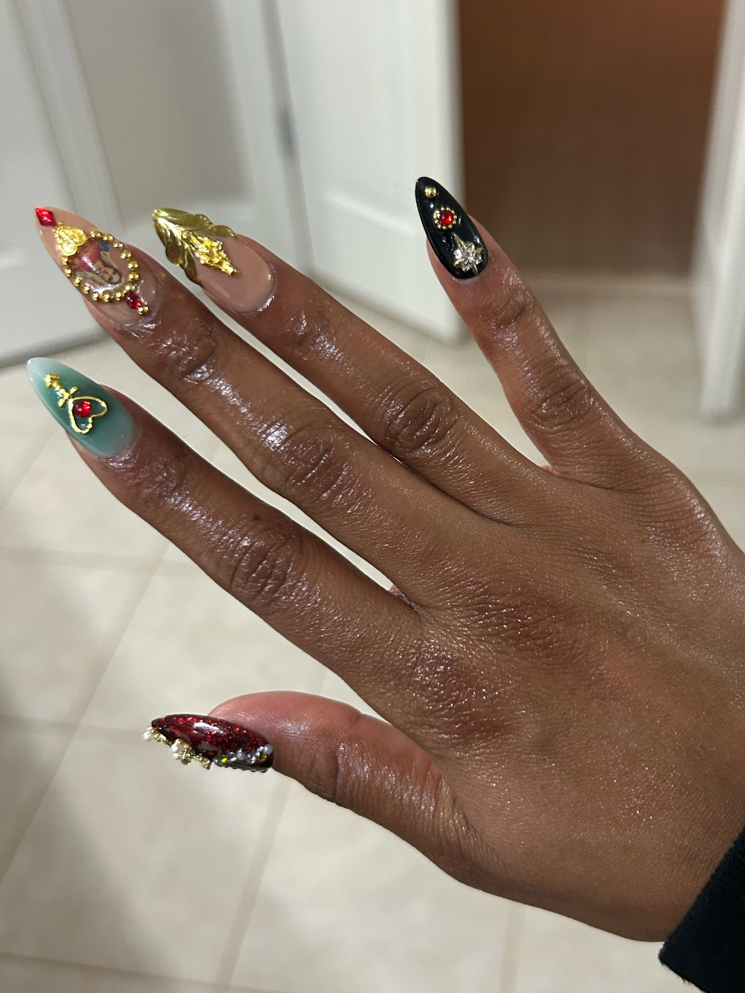 Christmas press on nails make bring festive so easy! I recommend measuring your nails for a custom order. #Nails #PressOns #Etsy