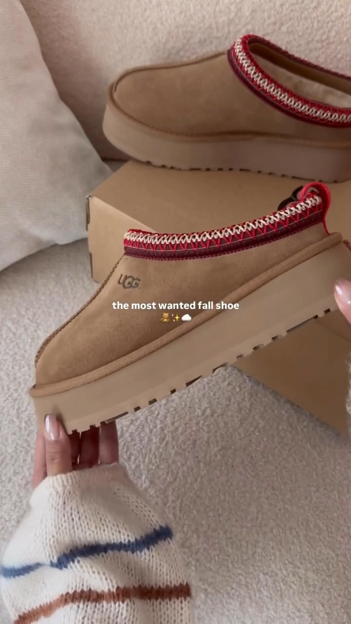literally want all the colors!! uggs are my fav shoes sue meeee 😆🤎 

#ugg #uggs #uggseason #uggslippers #slippers