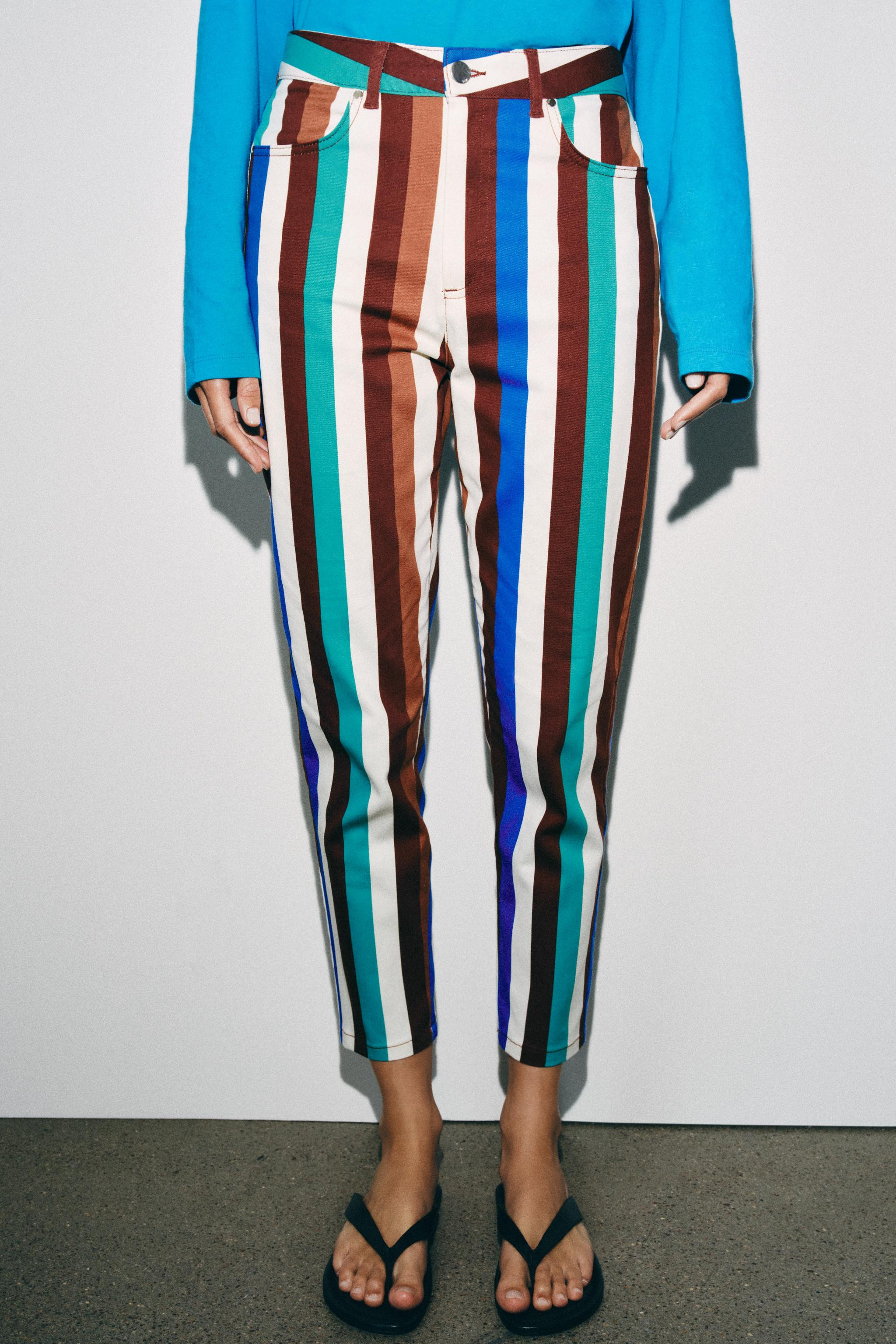 High-waist trousers with front pockets and back patch pockets. Zip fly and top button fastening. | Zara UK