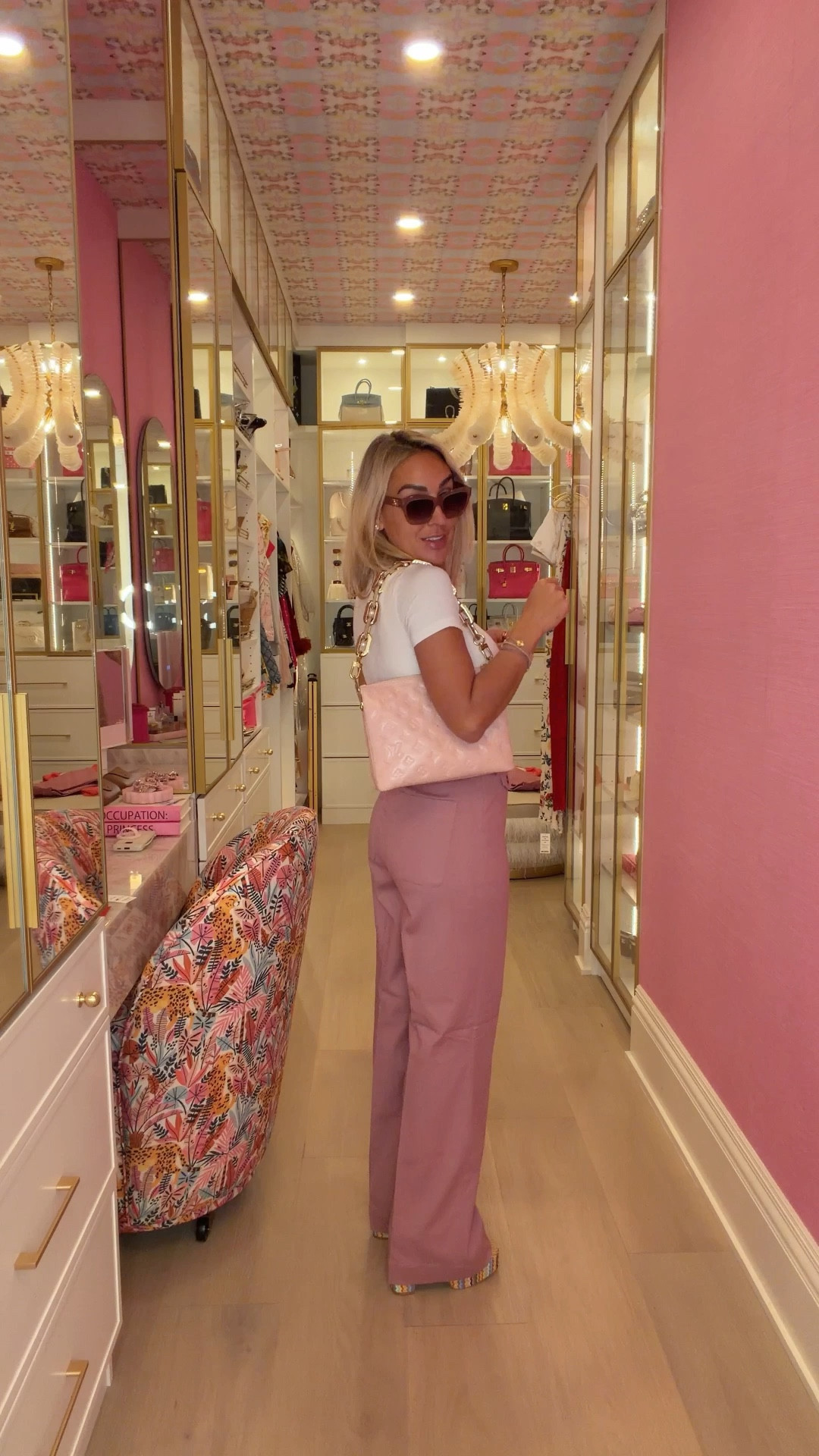 These new pink pants from @Spanx are TOO good! Also obsessed with this double lined white tee that you can dress up or down!

#spanxpartner