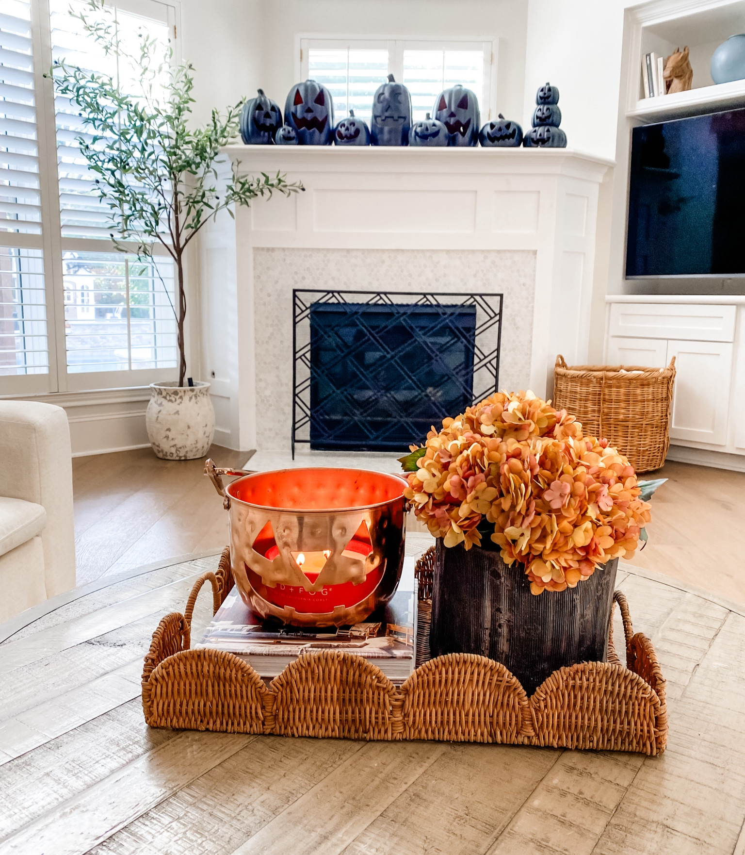 Coffee table styling for fall 





Coffee table decor 
Halloween 