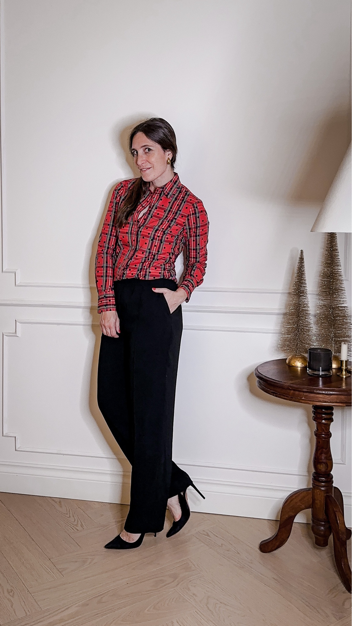 Tartan red shirt and it’s immediately Christmas mood.
Indossare una camicia tartan rosso e sentirsi immediatamente in mood Christmas. 
Look perfetto per cene Natalizie o per un tocco natalizio in ufficio. 
#ltkgift

#LTKHoliday #LTKstyletip #LTKover40