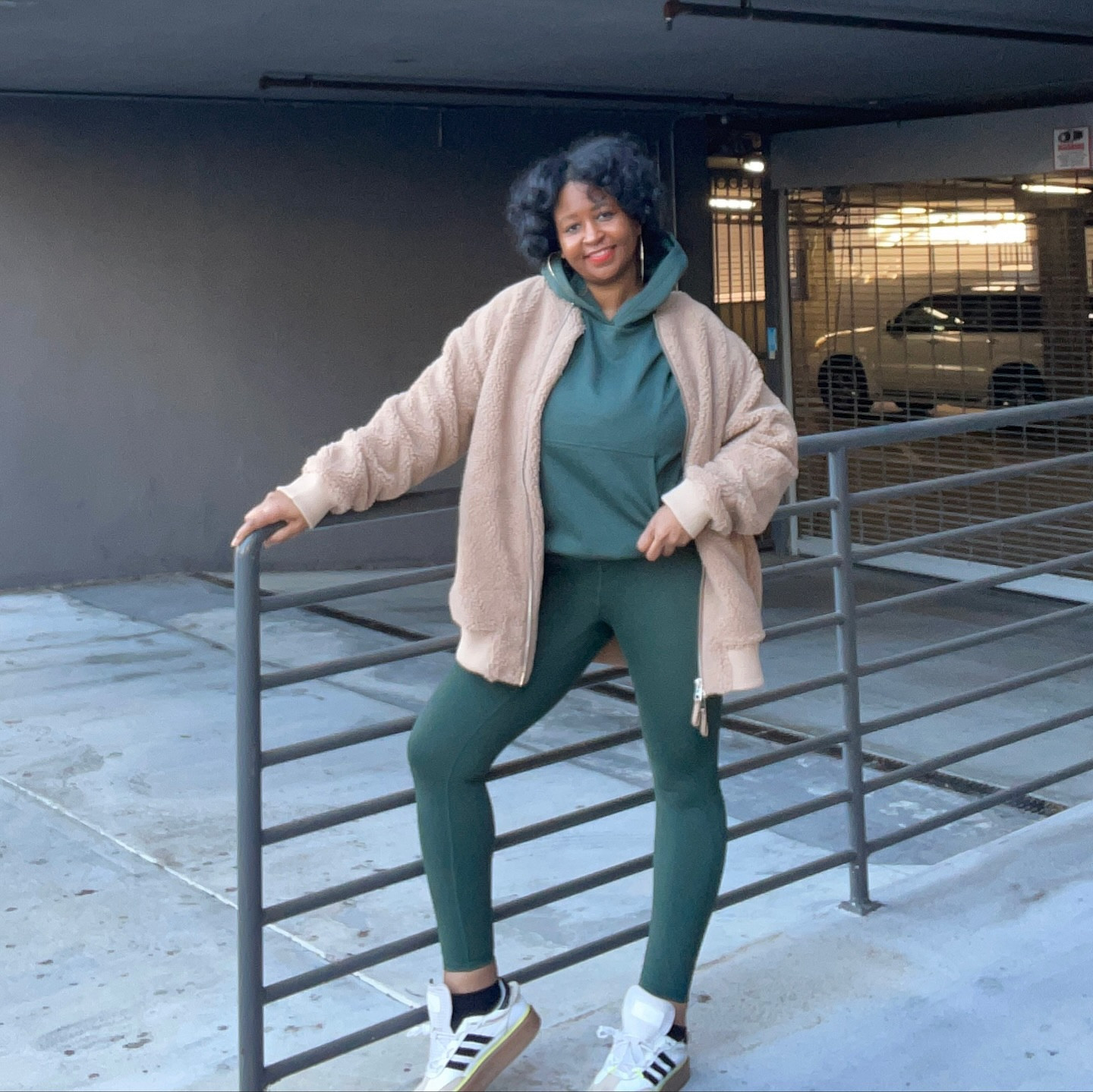 “Fall vibes in 💰 green @fabletics workout set and  cozy teddy bear coat 🍂💚 Loving this look! #FableticsPartner #FableticsxKhloe