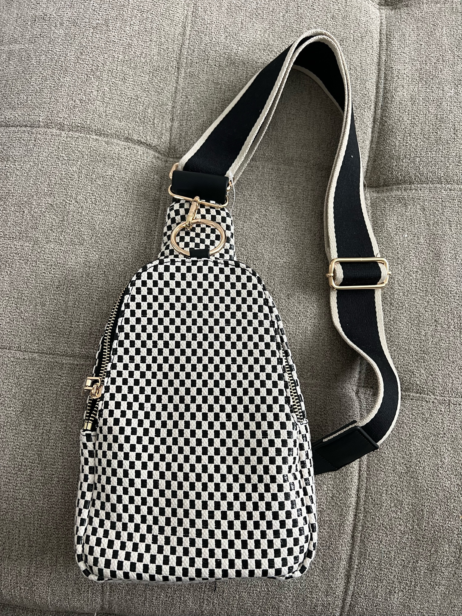 The cutest checkered cross body 🖤🤍 