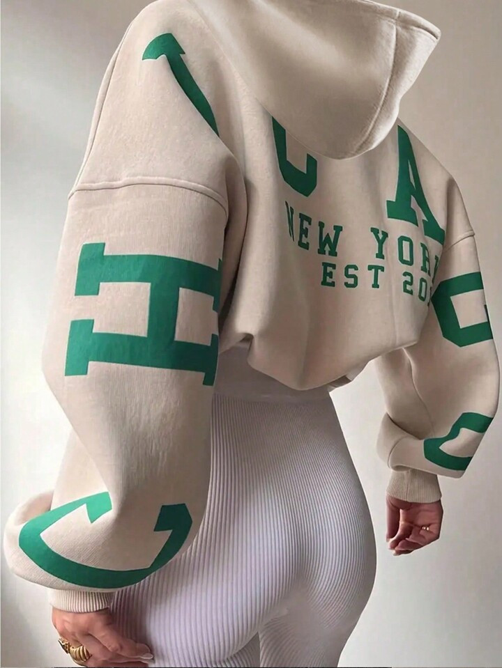 Sudadera Con Capucha De Longitud Corta Y Estampado De Texto | SHEIN