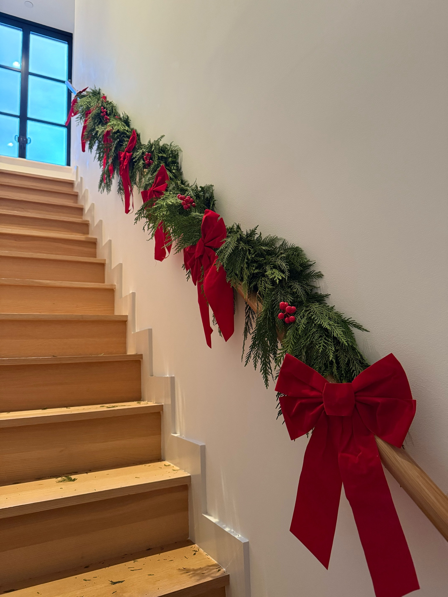 made my staircase a lot more festive with a few items from amazon! ♥️