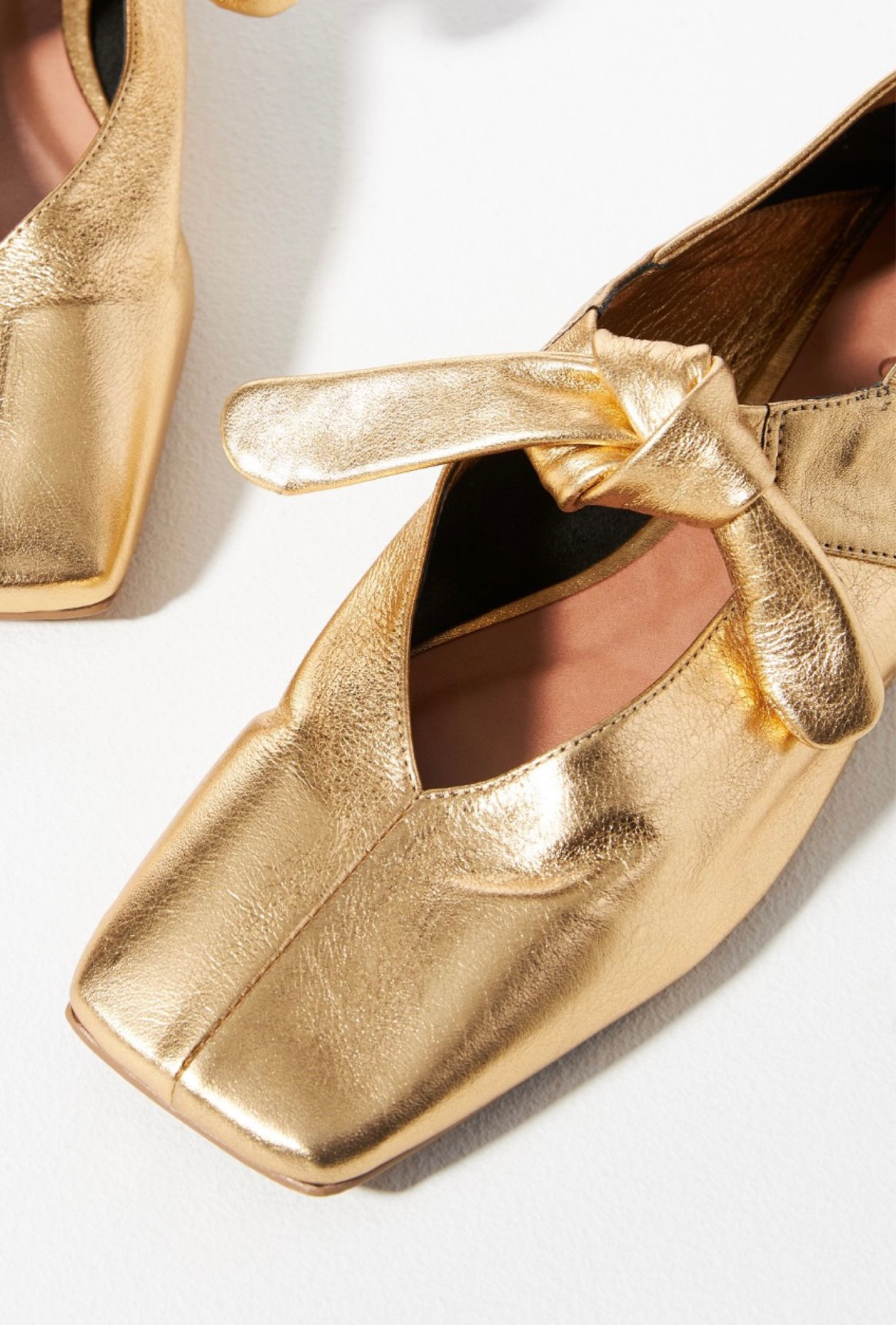 BRB, on a metallic shoe hiatus right now. So many styles trending for fall; flats are a must starting with the ballet and maryjane styles, and add in fun menswear inspired styles with a sparkle or two 4 These are some of my @Anthropologie faves!

#anthropologie #shoeedit #metallic #maryjane # ballet

#LTKshoecrush #LTKstyletip #LTKFind
