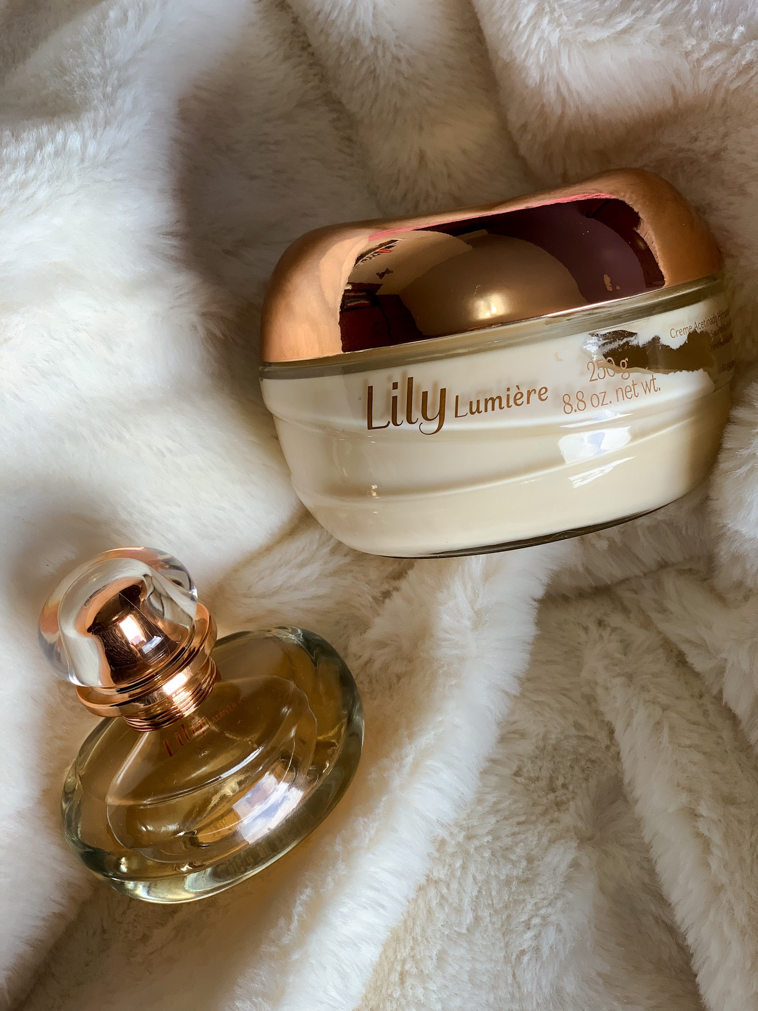 Perfume Lily Lumière O Boticário - Fragrância feminina com notas florais, cheia de delicadeza e intensidade, apenas 4 borrifadas bastam para você exalar o cheiro de flor de laranjeira e baunilha! Além de ter uma alta fixação. 

Ah, e apesar de ter baunilha na composição, ele não é um perfume doce clichê ou infantil, pelo contrário, é mega marcante e pra mulheres empoderadas. 

Já o Creme Hidratante Corporal conta com as mesmas notas do perfume, proporcionando hidratação e um toque aveludado na pele. 

O combo pode ser usado separado, mas os dois juntos não tem para ninguém, é aquela fragrância perfeita para ser usada em qualquer ocasião ou clima, super chique! 

Com certeza você receberá muitos elogios com esse perfume. 😉

#LTKSale #LTKbrasil #LTKbeauty