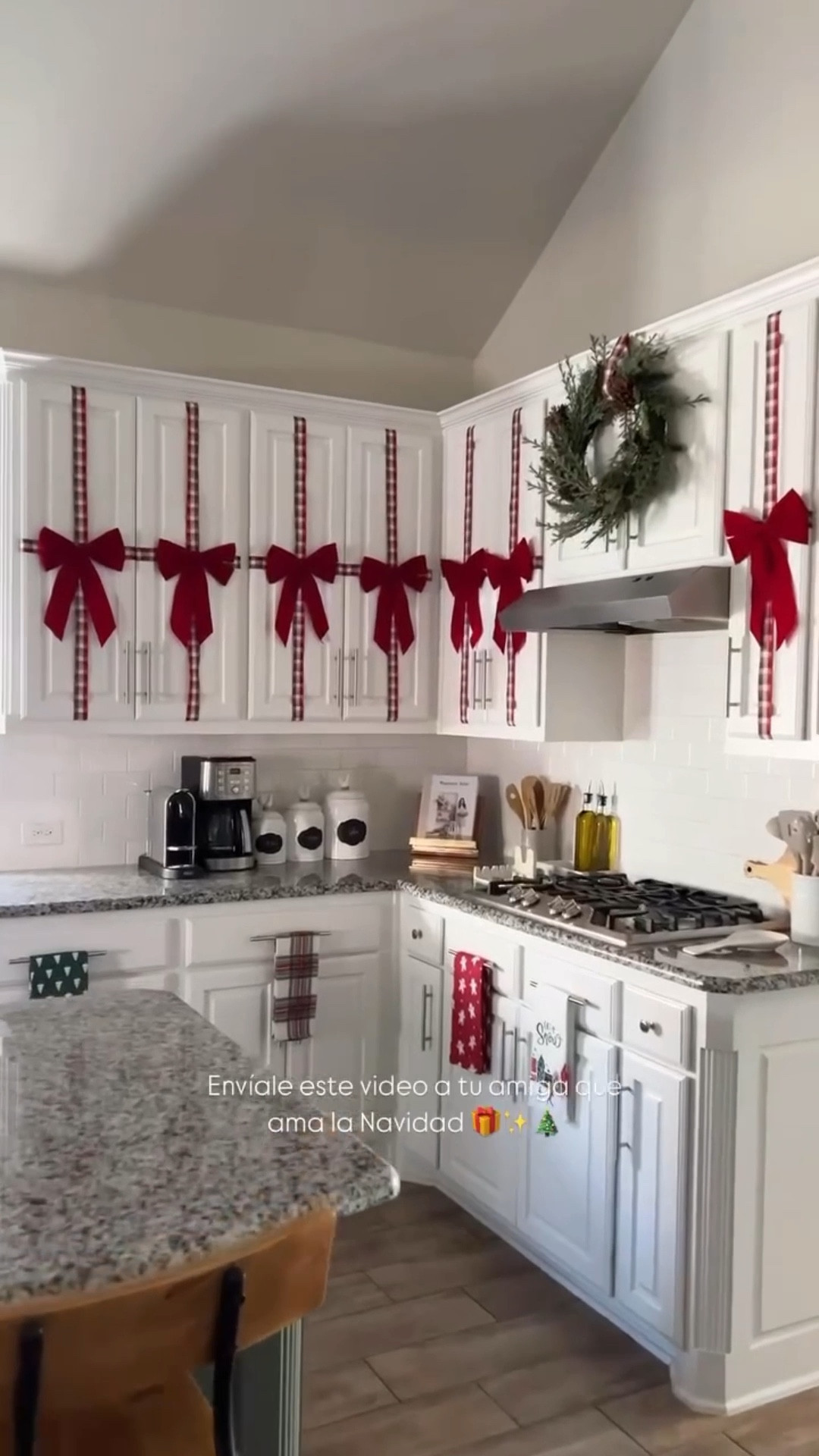 Así decoré los gabinetes de mi cocina el año pasado para Navidad. Los adorné con cinta roja cuadriculada en forma de regalo y terminé con un lazo de terciopelo en el centro. Me gusta mucho como quedó y quiero volver a ponerlo así este año. Que te pareció esta idea? 

Plaid ribbon: @costco 
Red velvet bows: @walmart 
DIY Christmas cabinets bows 

#christmas #christmasdecor #holidaydecor #xmas #redbows #christmasinspired #christmaskitchen #latinaenusa #latinamom #momlife #navidad2025 #decoracionnavideña #christmas2025