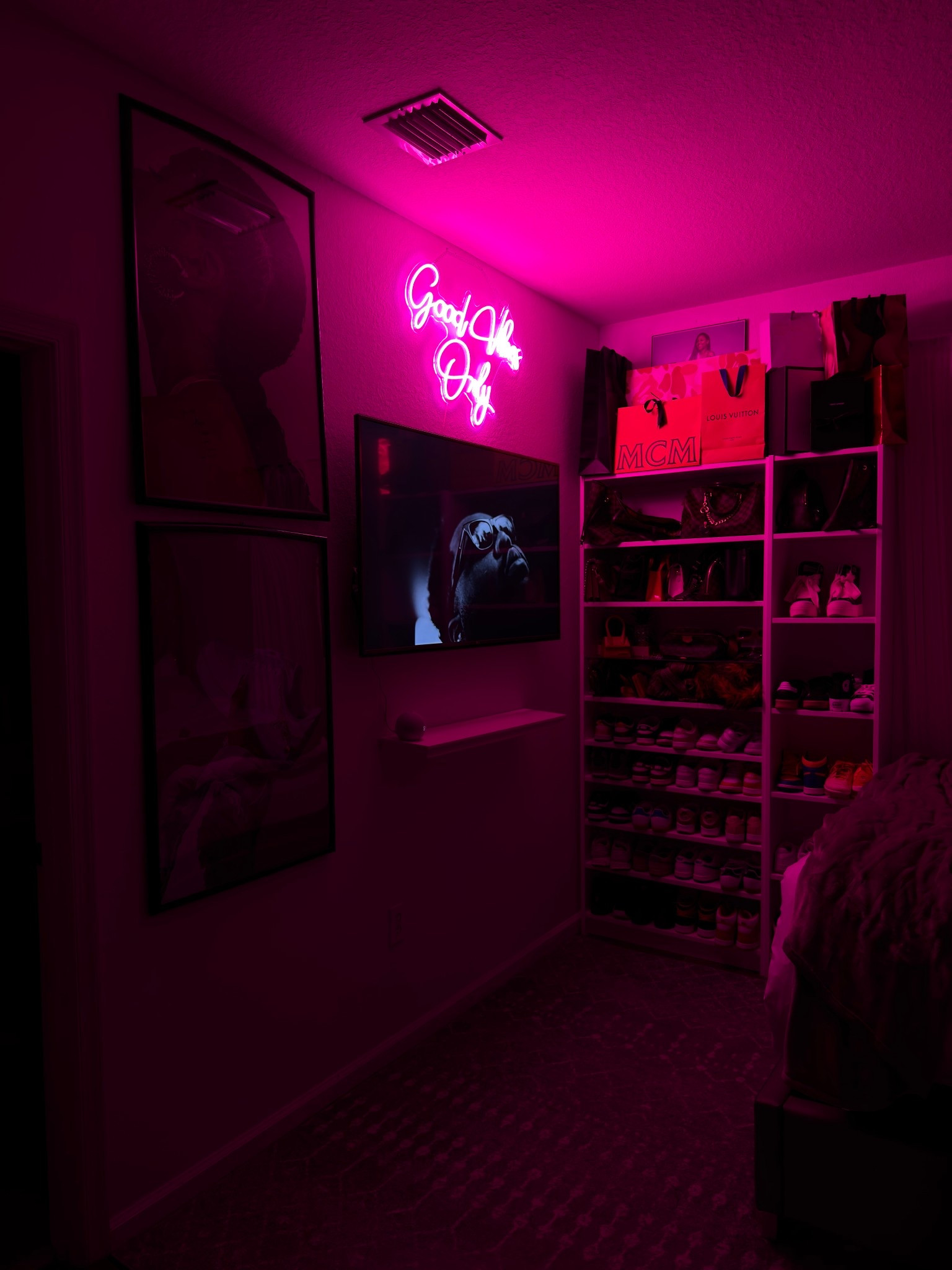 Soft glam but make it bold. This pink neon setup completely transforms the space and gives luxury closet energy without needing a full renovation. The gallery wall, LED sign, and open shelving create the perfect mix of feminine + modern.

PinkAesthetic , NeonRoom , MoodyLighting , ClosetInspo , GalleryWallDecor , LuxuryHomeVibes , FeminineSpace , HomeDecorIdeas , GlowUpYourSpace , ModernGlan

#LTKHome #LTKU