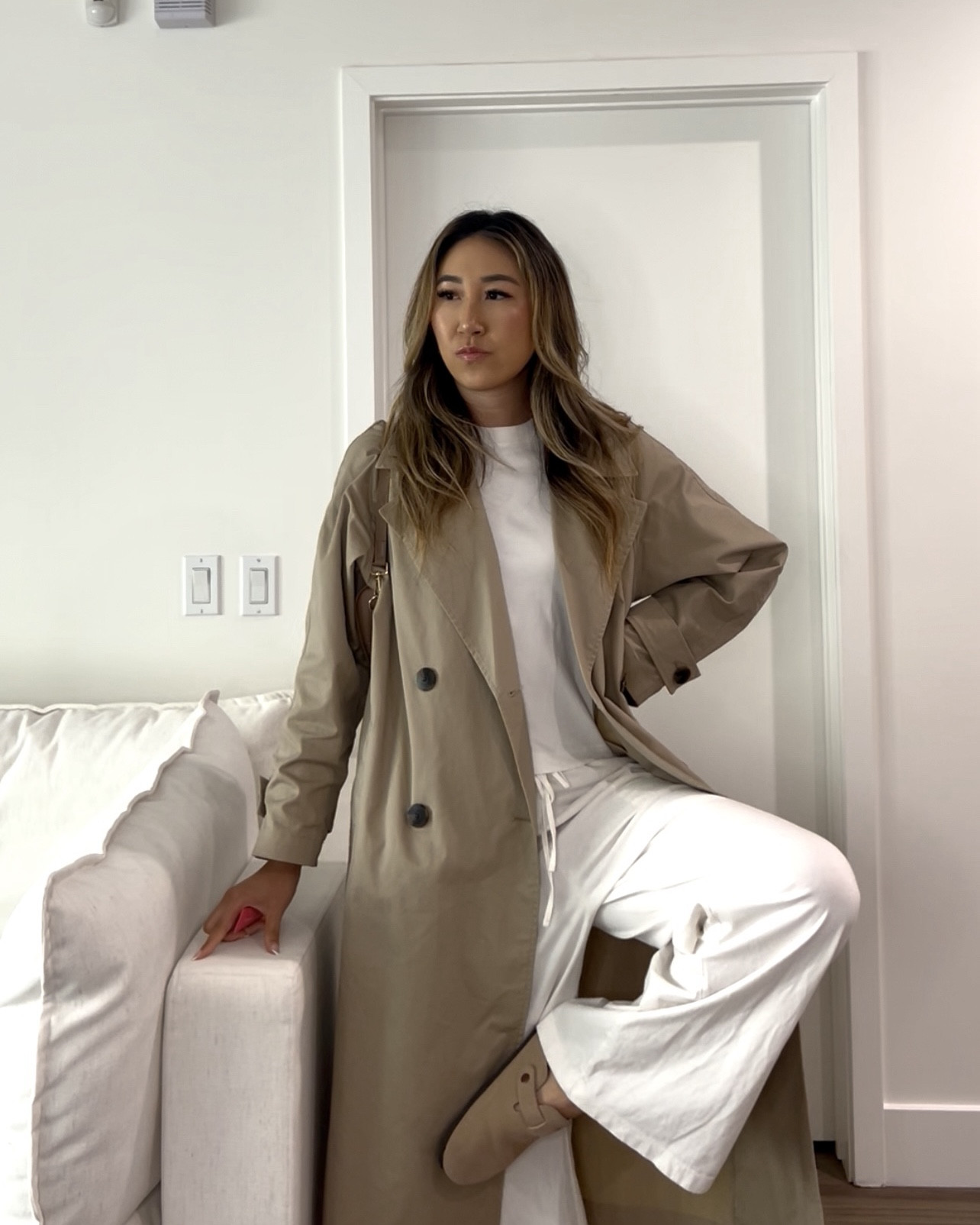 One of my favorite uniforms for autumn outfits is an all white outfit + a trench coat on top! I’m wearing a boxy structured white tee from COS and an alternative to linen pants - white cotton drawstring pants which are slightly warmer but still so comfortable from H&M. The trench is an old fave from ZARA - it’s so lightweight and instantly elevates any look! Of course, I’m wearing my everyday HEAVEN MAYHEM mini knot earrings in gold and my PAVOI tennis bracelet and eternity ring. Bag is an amazing Amazon find and Dior dupe! Clogs are a Birkenstock Boston dupe as well. This is literally the perfect autumn outfit or transitional outfit - good for an everyday casual outfit while running errands or even as a smart casual outfit for the office girlies - just make sure to wear sneakers, ballet flats, or boots!

#LTKFindsUnder50 #LTKWorkwear #LTKSeasonal