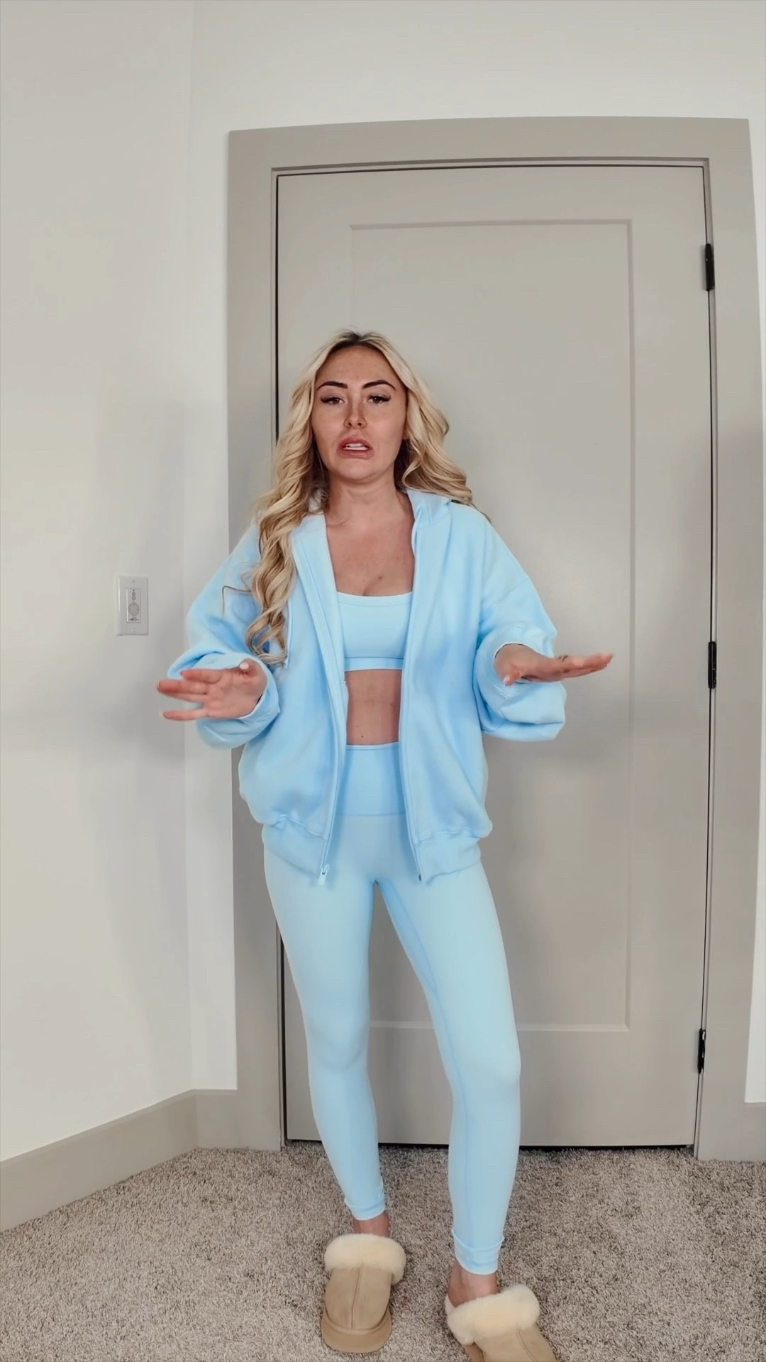 Aritzia villa blue try-on! 🩵 

Sizing:
Bra- XS
Leggings- 0
Jacket- 2XS
Shorts- XS
T shirt- XS
