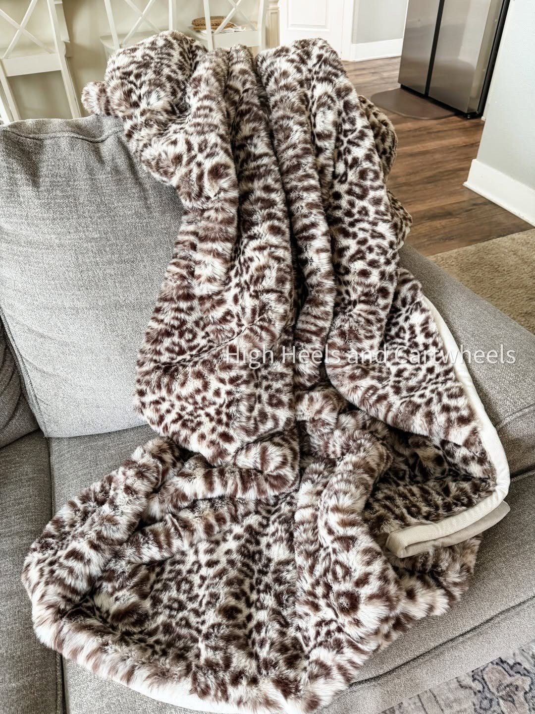 WOW🤩🤩 this Walmart throw blanket is so luxe— it's giving major designer vibes for less! The pic doesn't do it justice for how soft it truly is.
