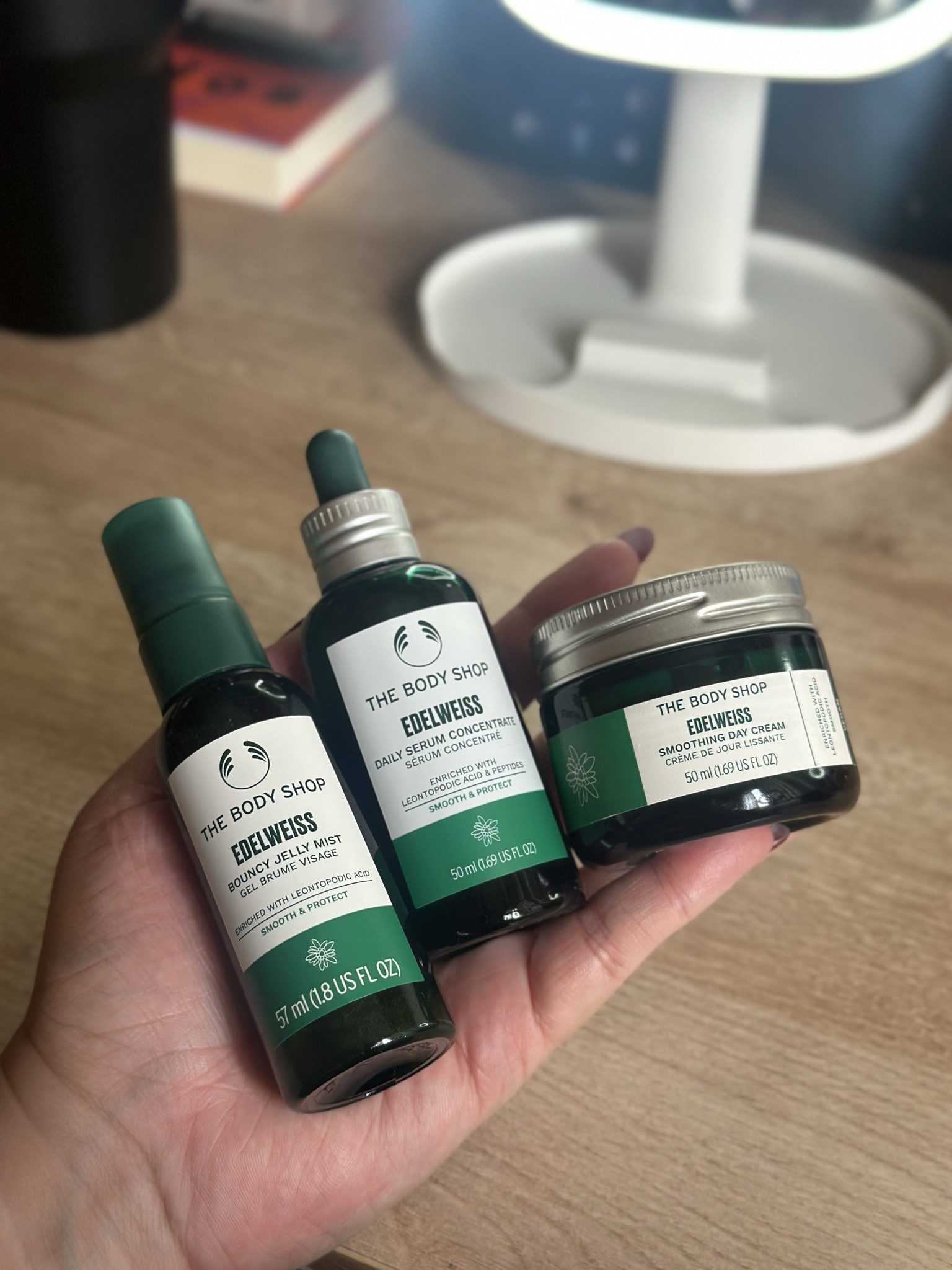 Testando novos produtinhos em 2024: Skincare com a linha Edelweiss da @thebodyshopbrasil 🖤✨

Linha perfeita pra manter a barreira de proteção da pele, com ação antioxidante e antipoluição que deixa a pele fresca, leve e suave no dia a dia! 🍃

Sérum + Hidratante + Spray Jelly Mist ✨

#LTKBrasil #LTKBeauty #LTKShop