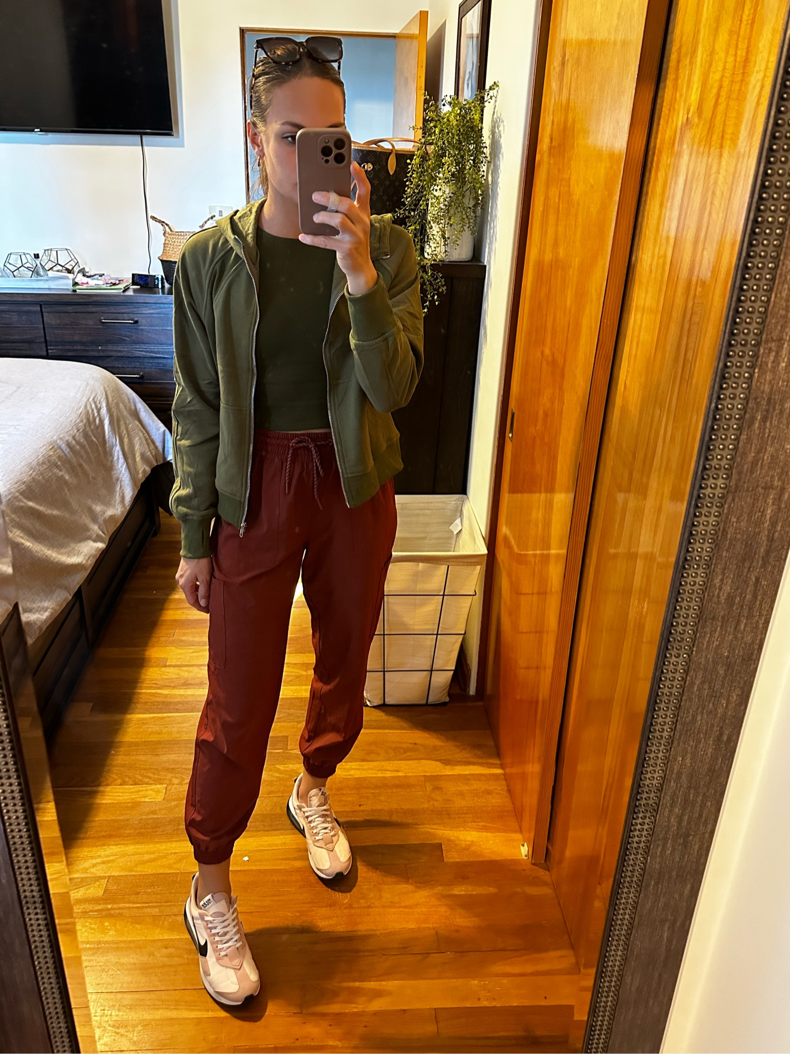 Comfy cargo pant Athleisure outfit

#LTKfindsunder50 #LTKsalealert