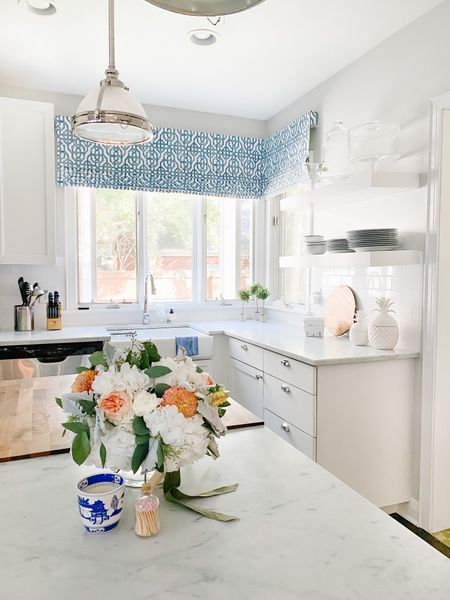 Kitchen trifecta: clean counters, fresh flowers, and a new candle from the shop 🤍 #VBIMustHaves #vbradleyinteriors

#LTKhome
