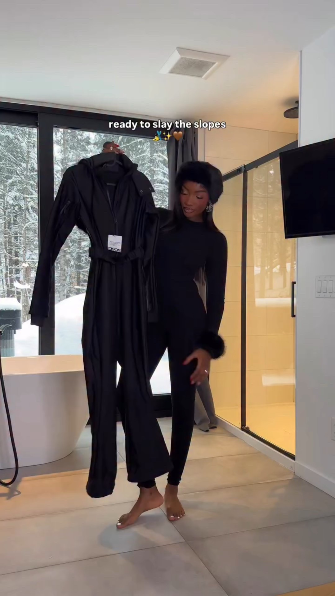 she readyyy ❄️ save for later. do you like this? 

#ski #skioutfit #skifashion