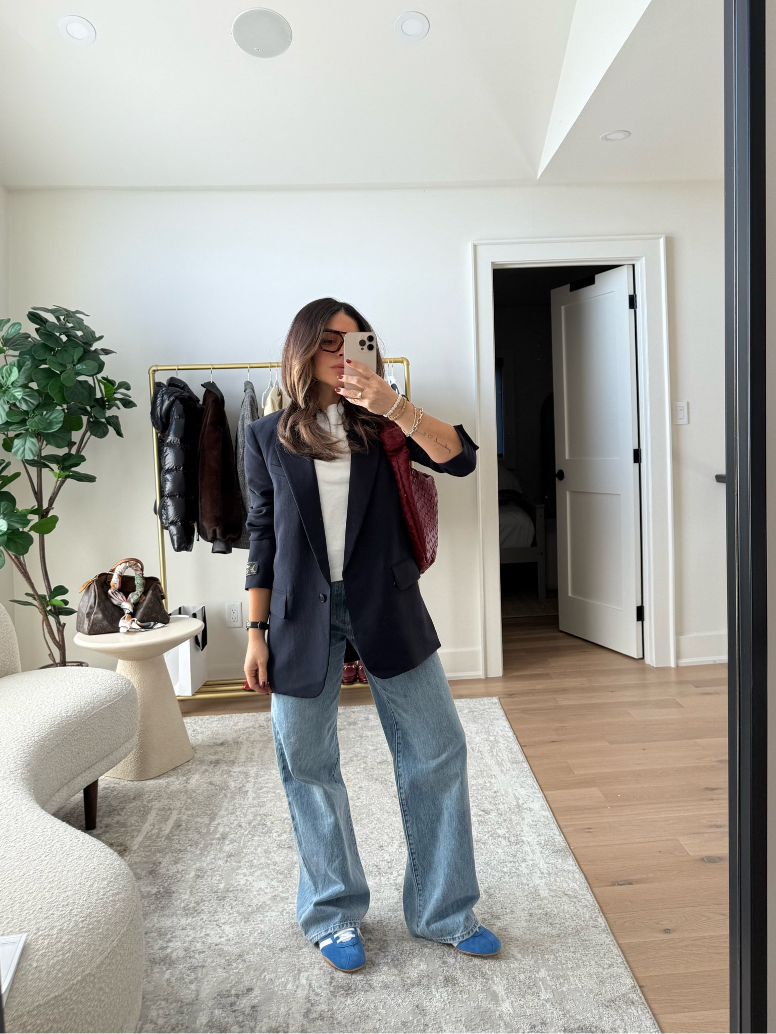 Blazer - size 2
Tee - XS
Jeans - size 25 

@aritzia
#aritziapartner